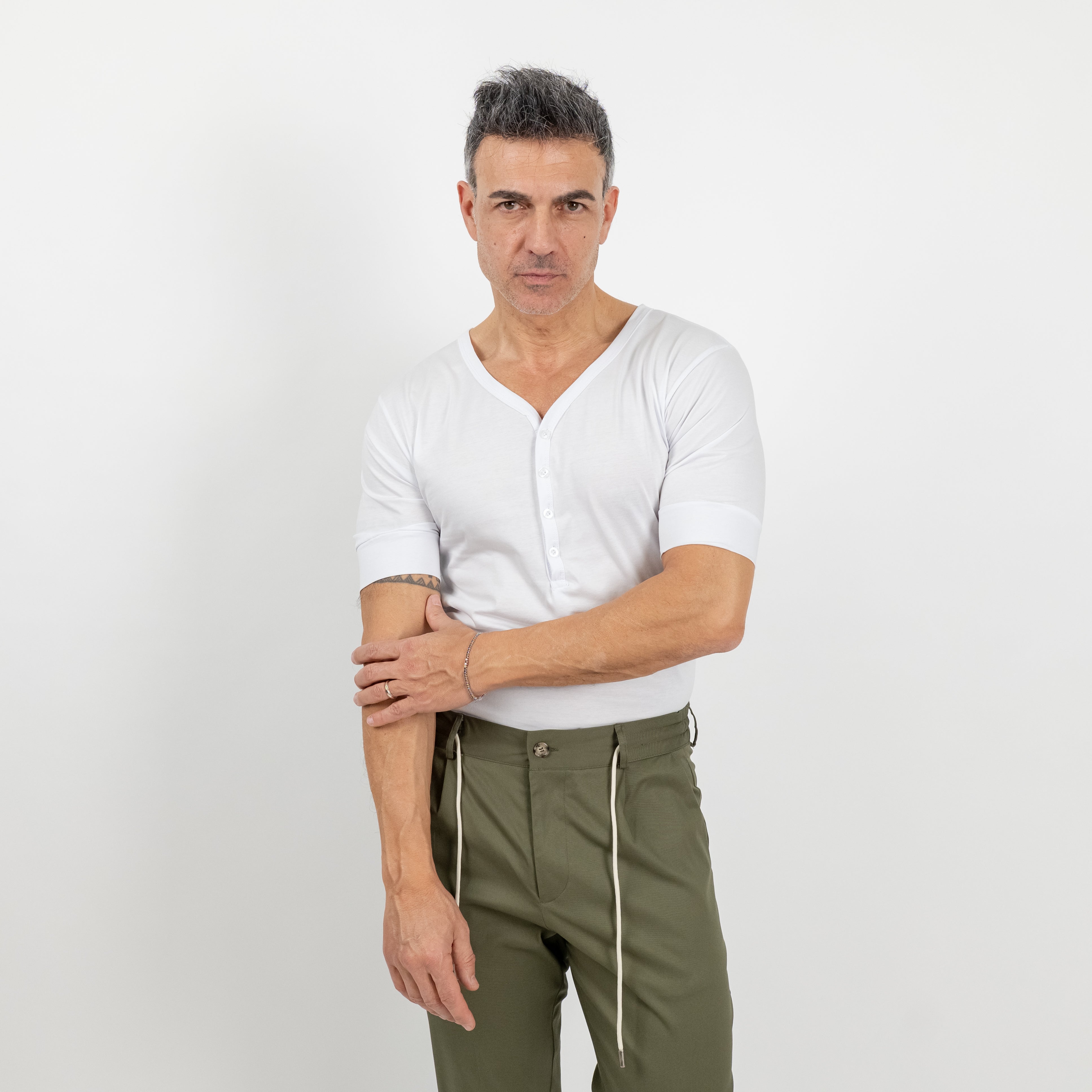 T-Shirt Uomo Scollo V DOG PISTOL - The Different T-Shirt Uomo Scollo V DOG PISTOL - The Different