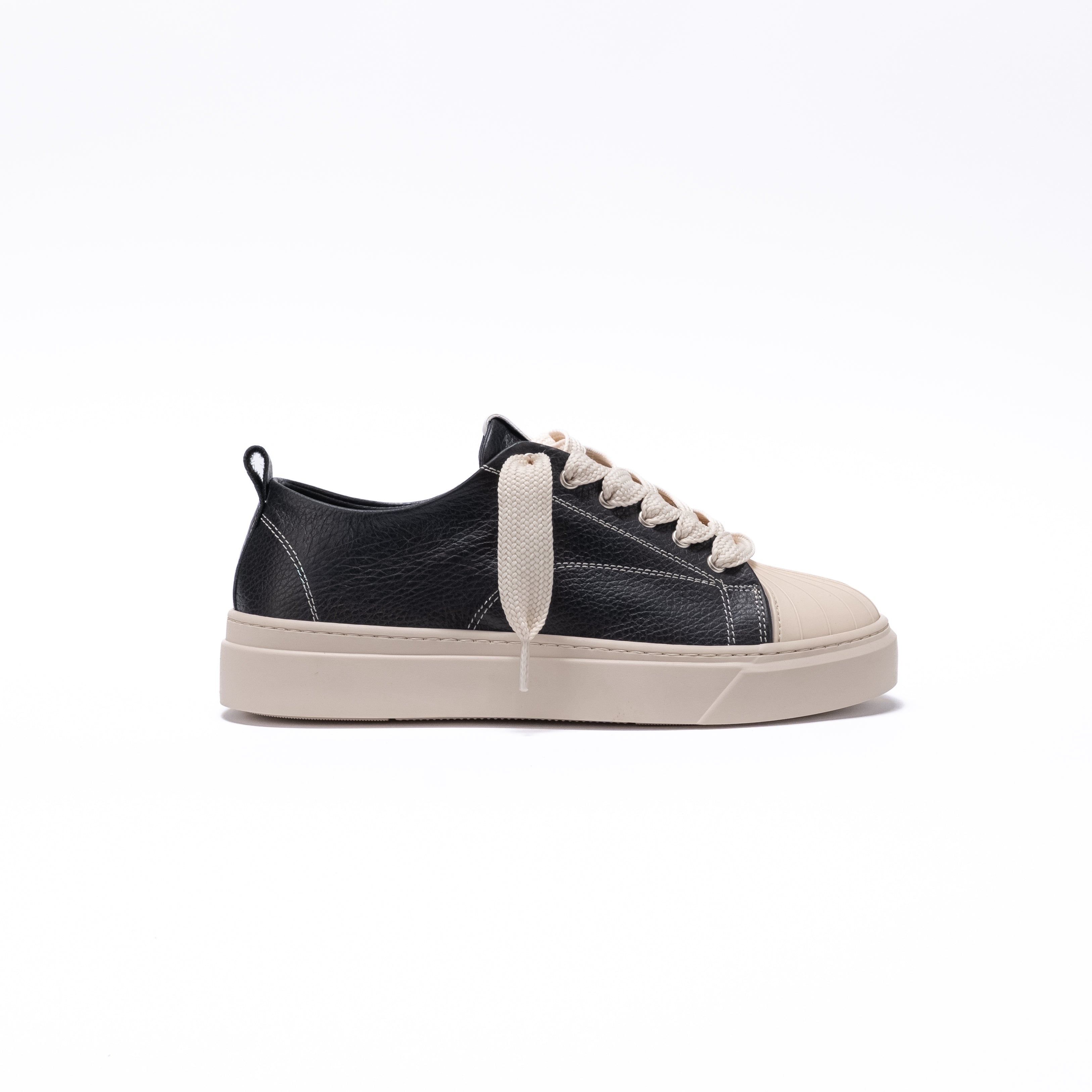 Sneaker Bassa in Pelle Bottolata con Punta in Gomma – Nero