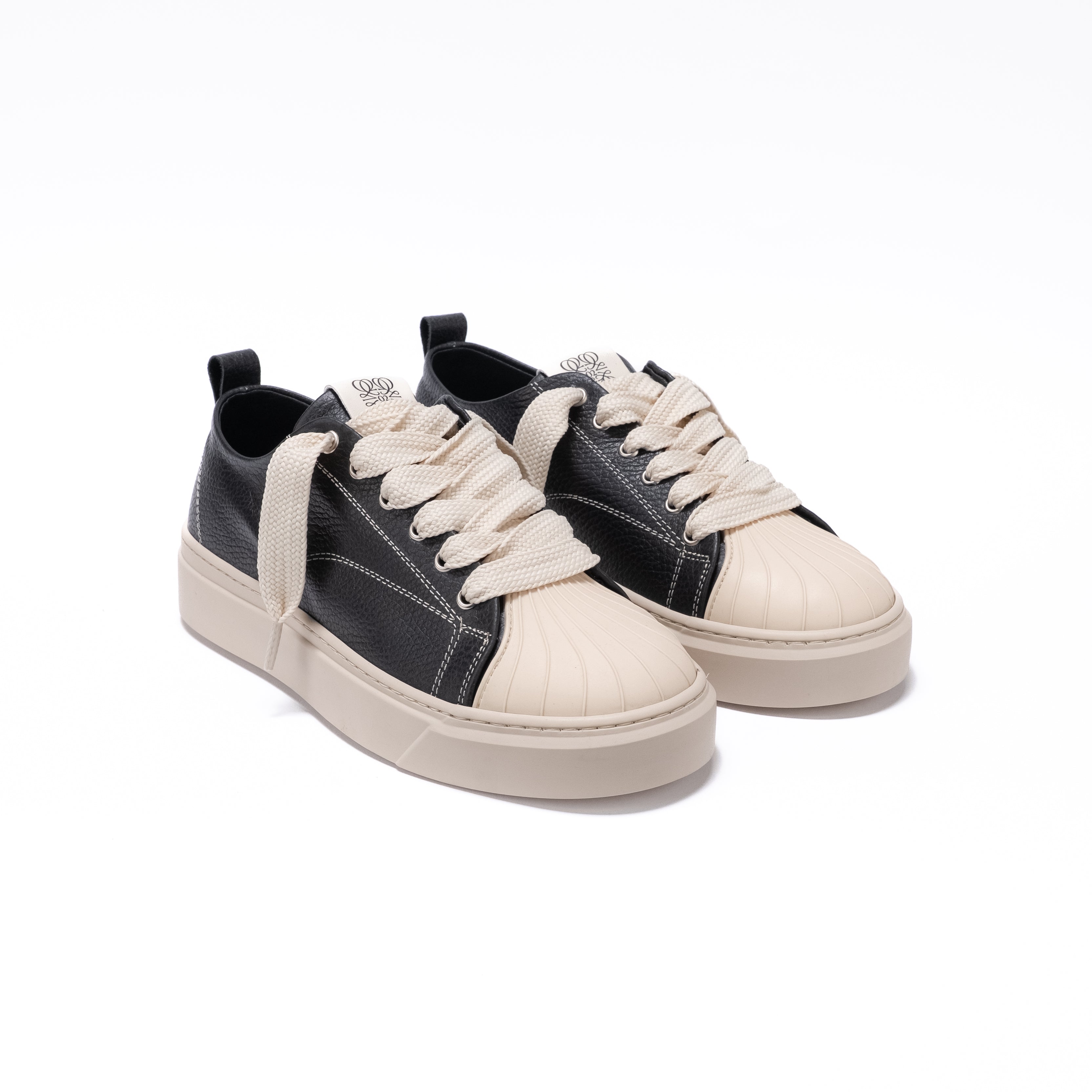 Sneaker Bassa in Pelle Bottolata con Punta in Gomma – Nero