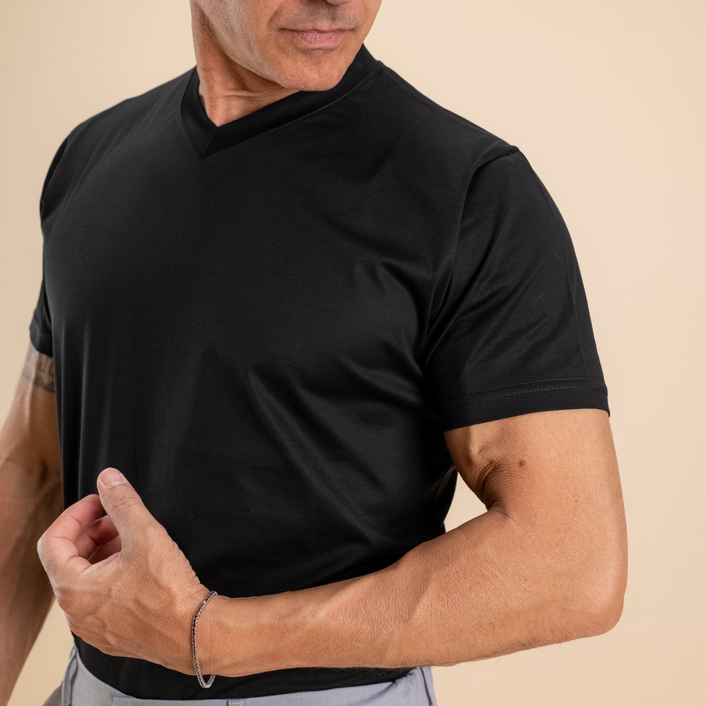 T-shirt in Filo di Scozia Scollo a punta  - Nero