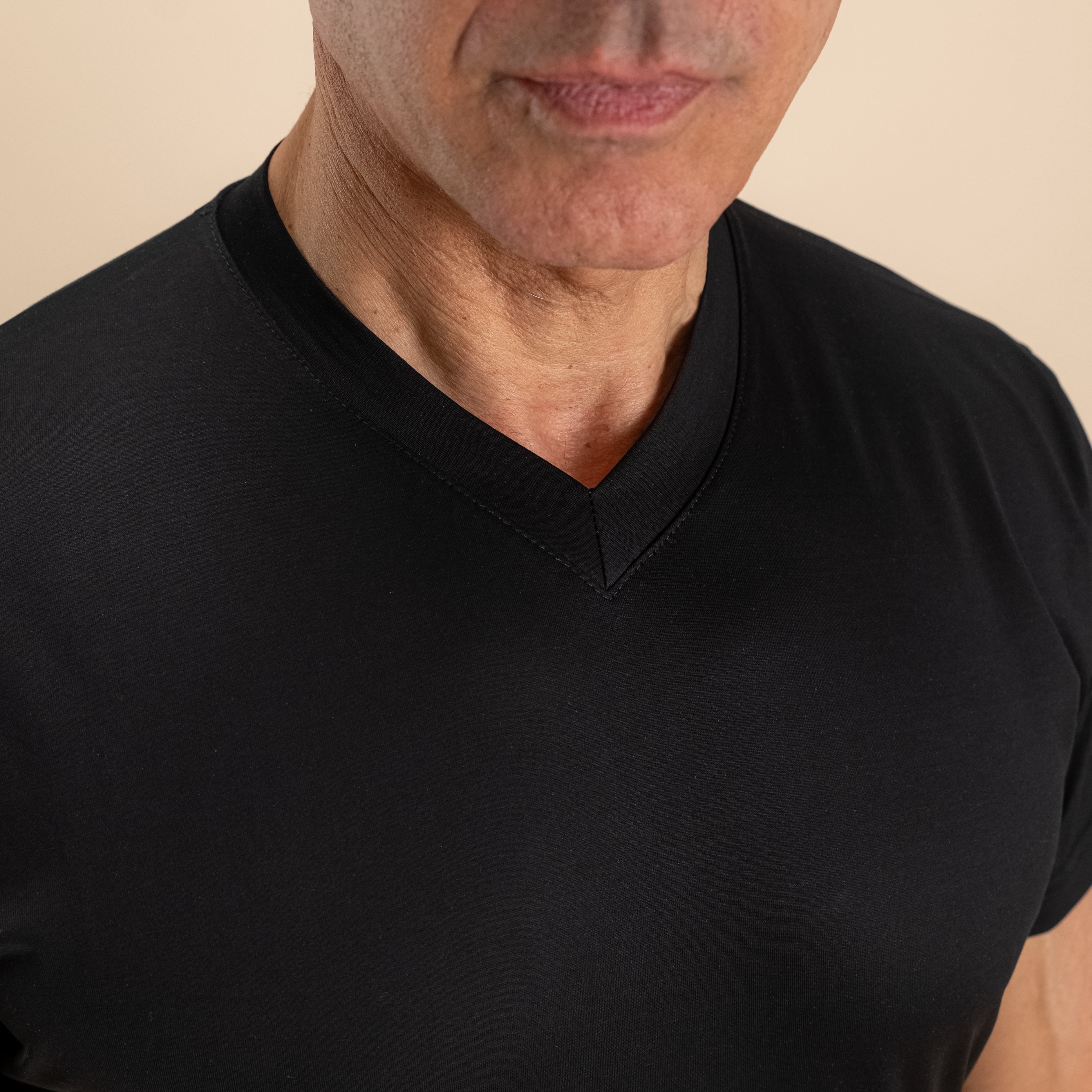 T-shirt in Filo di Scozia Scollo a punta  - Nero