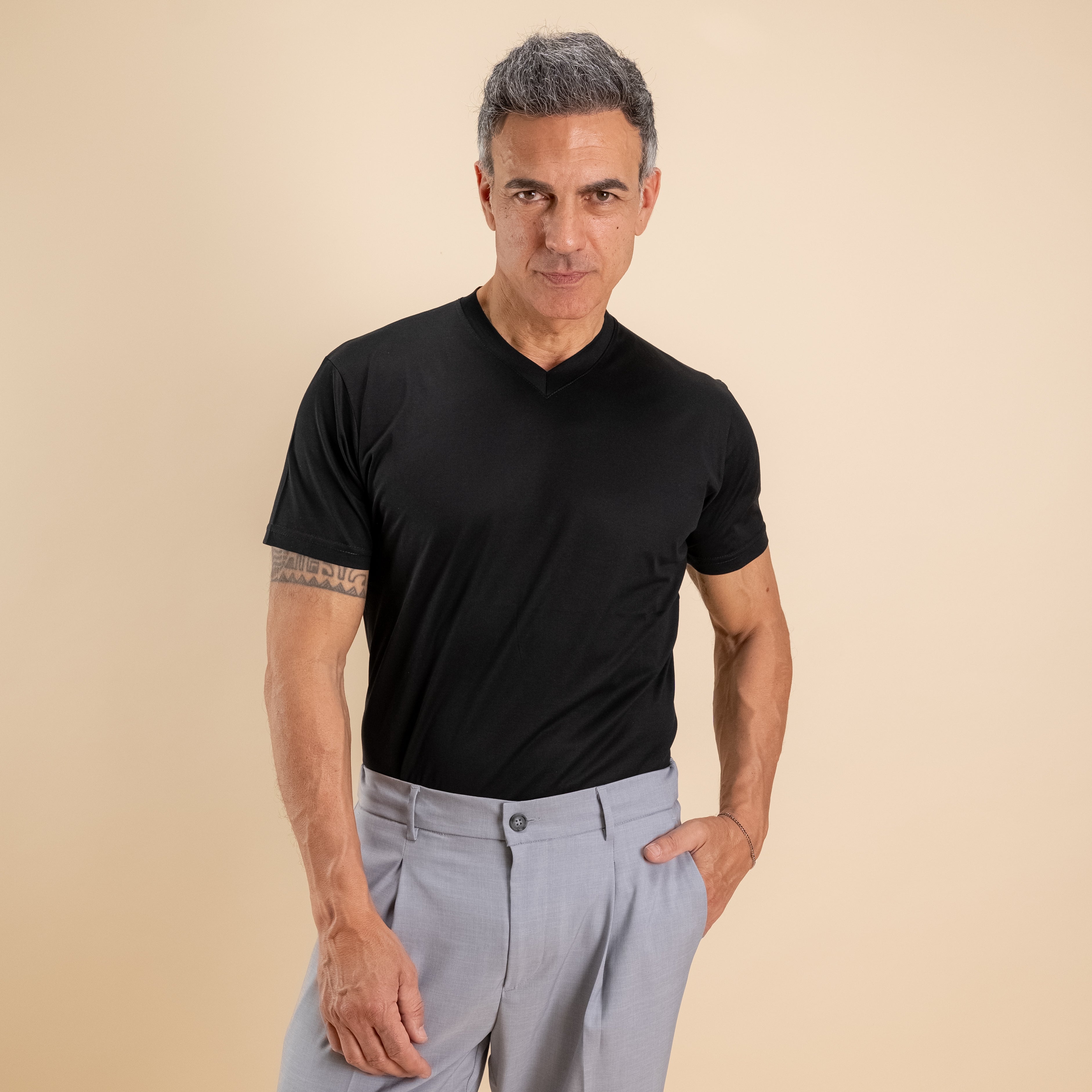 T-shirt in Filo di Scozia Scollo a punta  - Nero