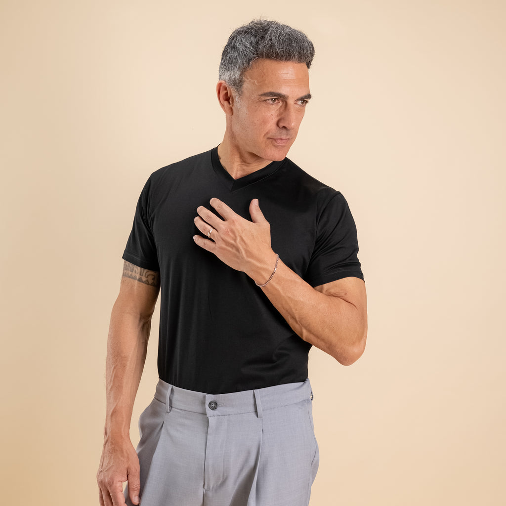 T-shirt in Filo di Scozia Scollo a punta  - Nero