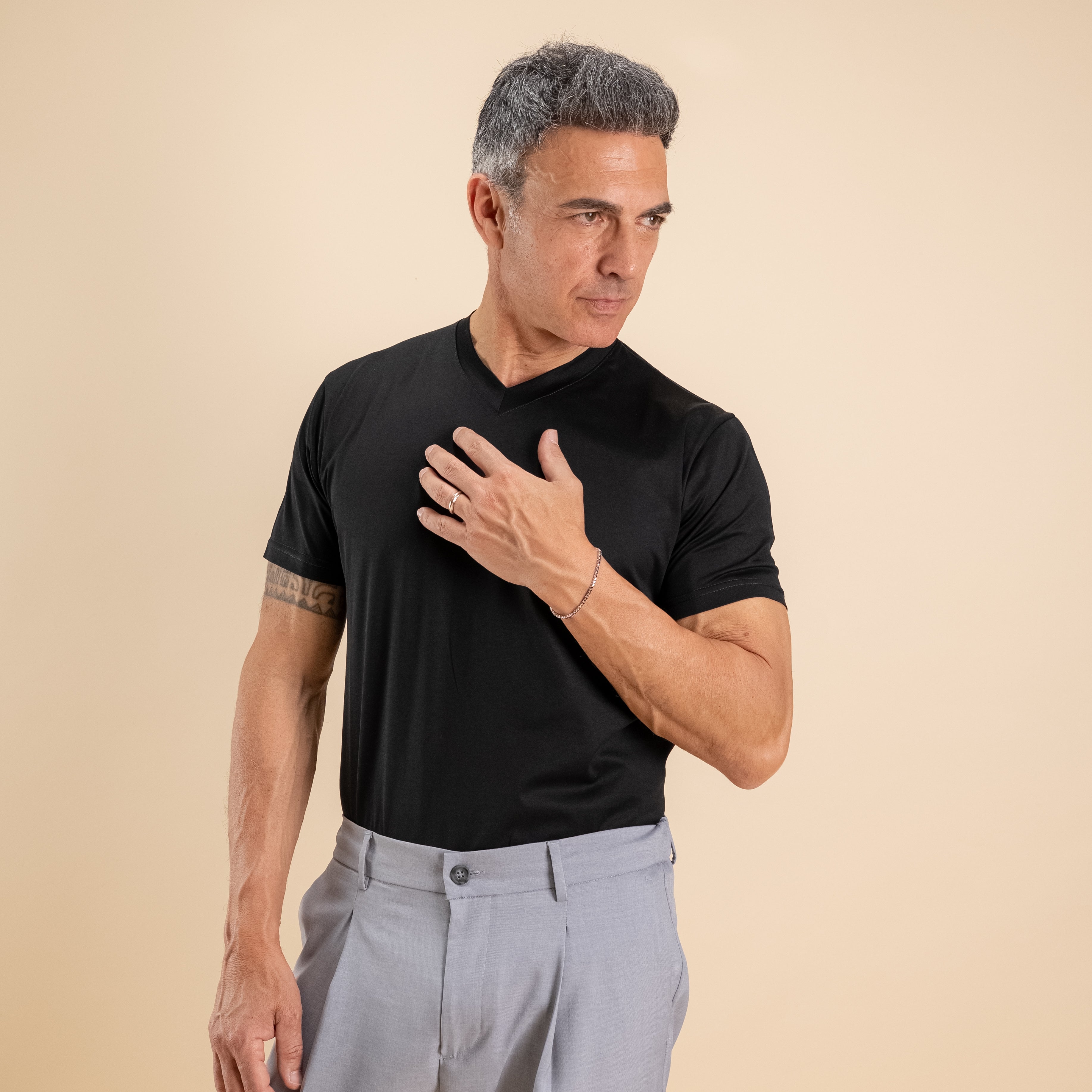 T-shirt in Filo di Scozia Scollo a punta  - Nero