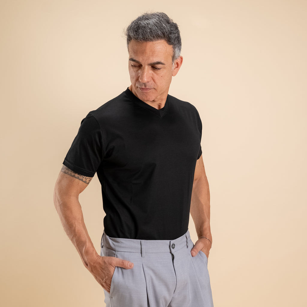 T-shirt in Filo di Scozia Scollo a punta  - Nero