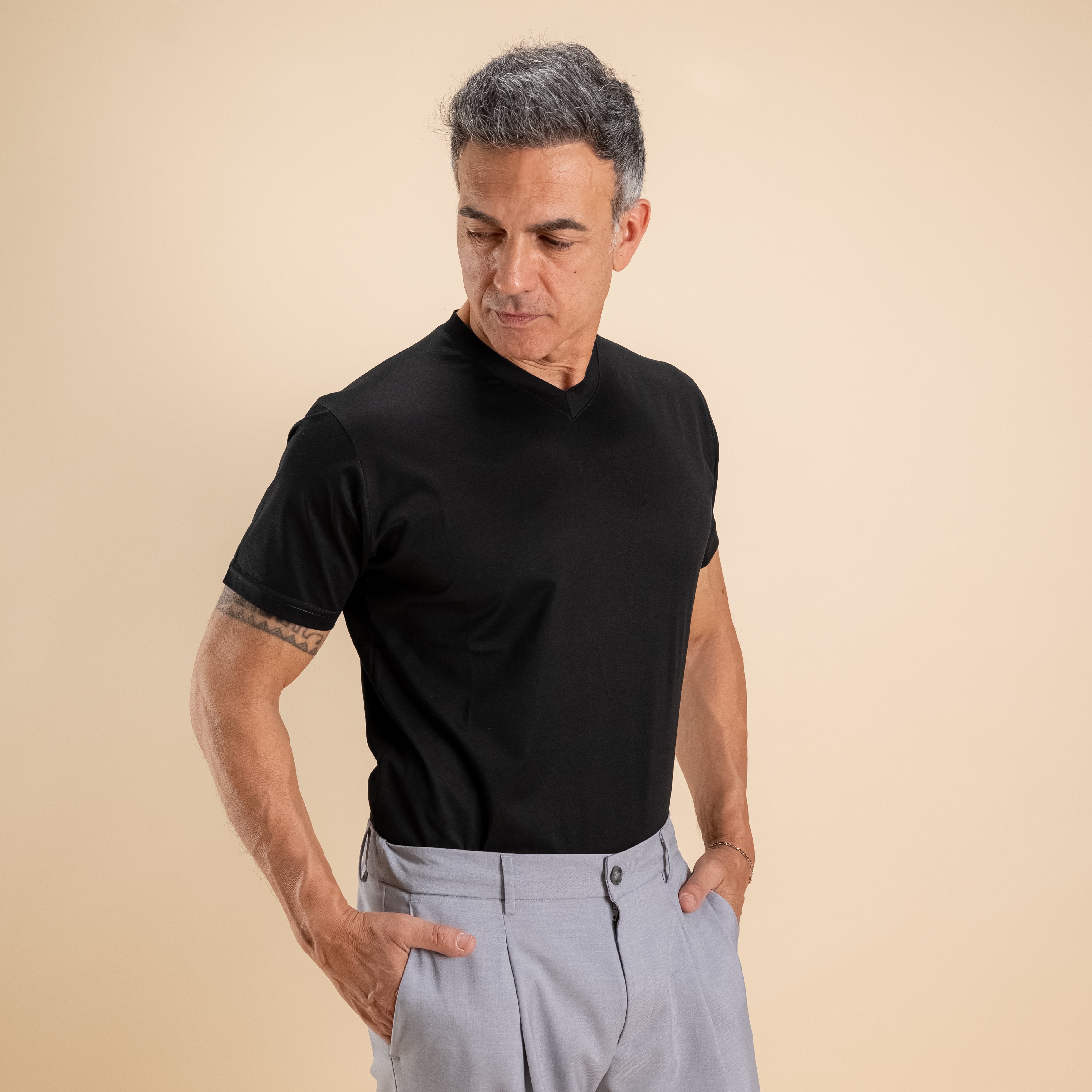 T-shirt in Filo di Scozia Scollo a punta  - Nero