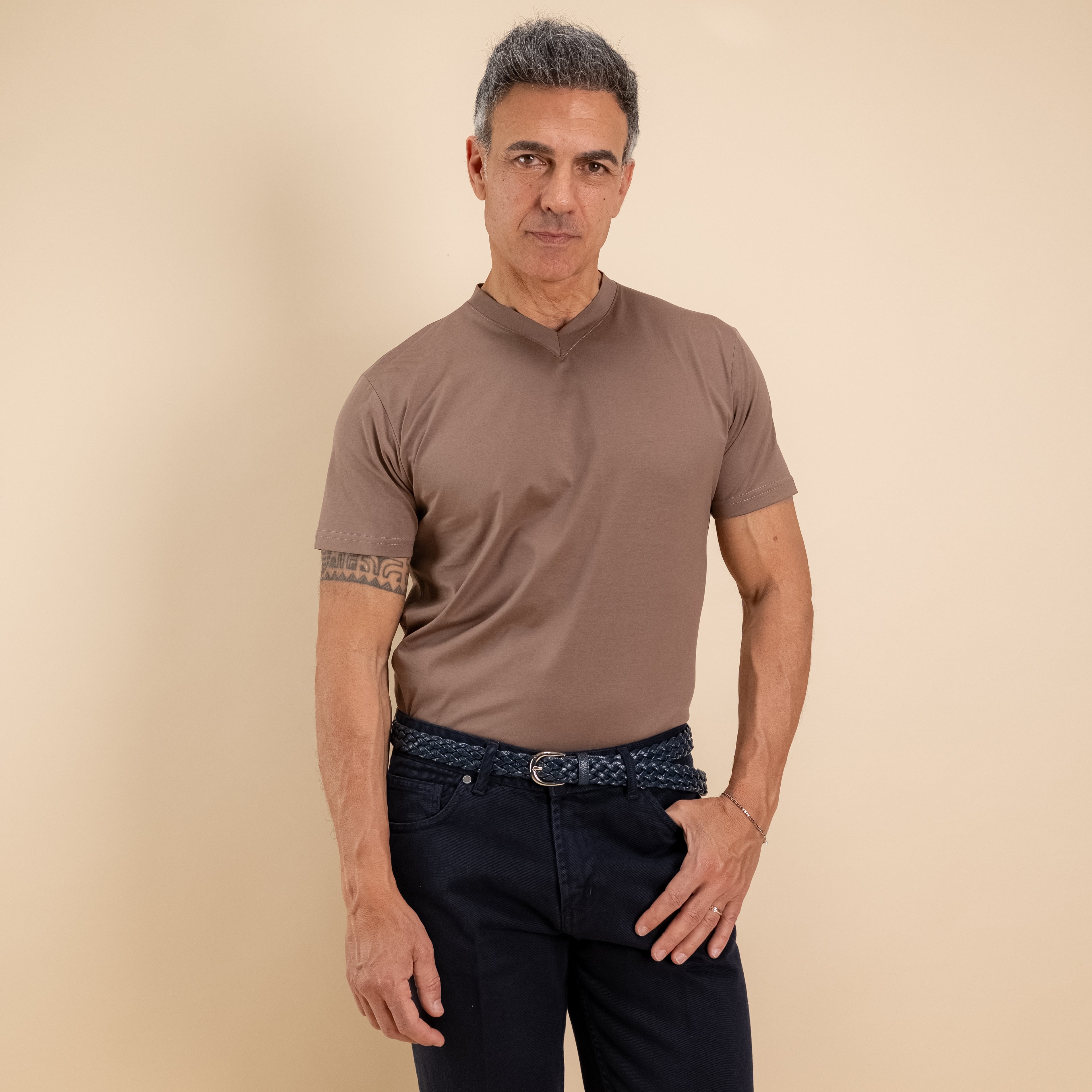 T-shirt in Filo di Scozia Scollo a punta - Fango
