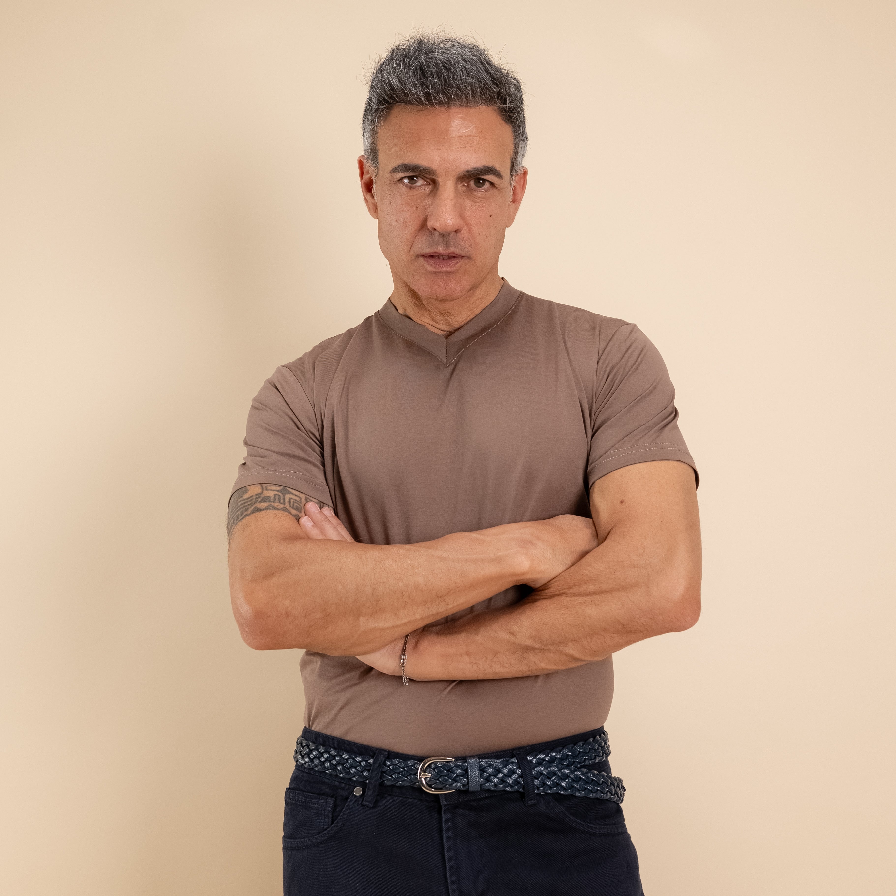T-shirt in Filo di Scozia Scollo a punta - Fango