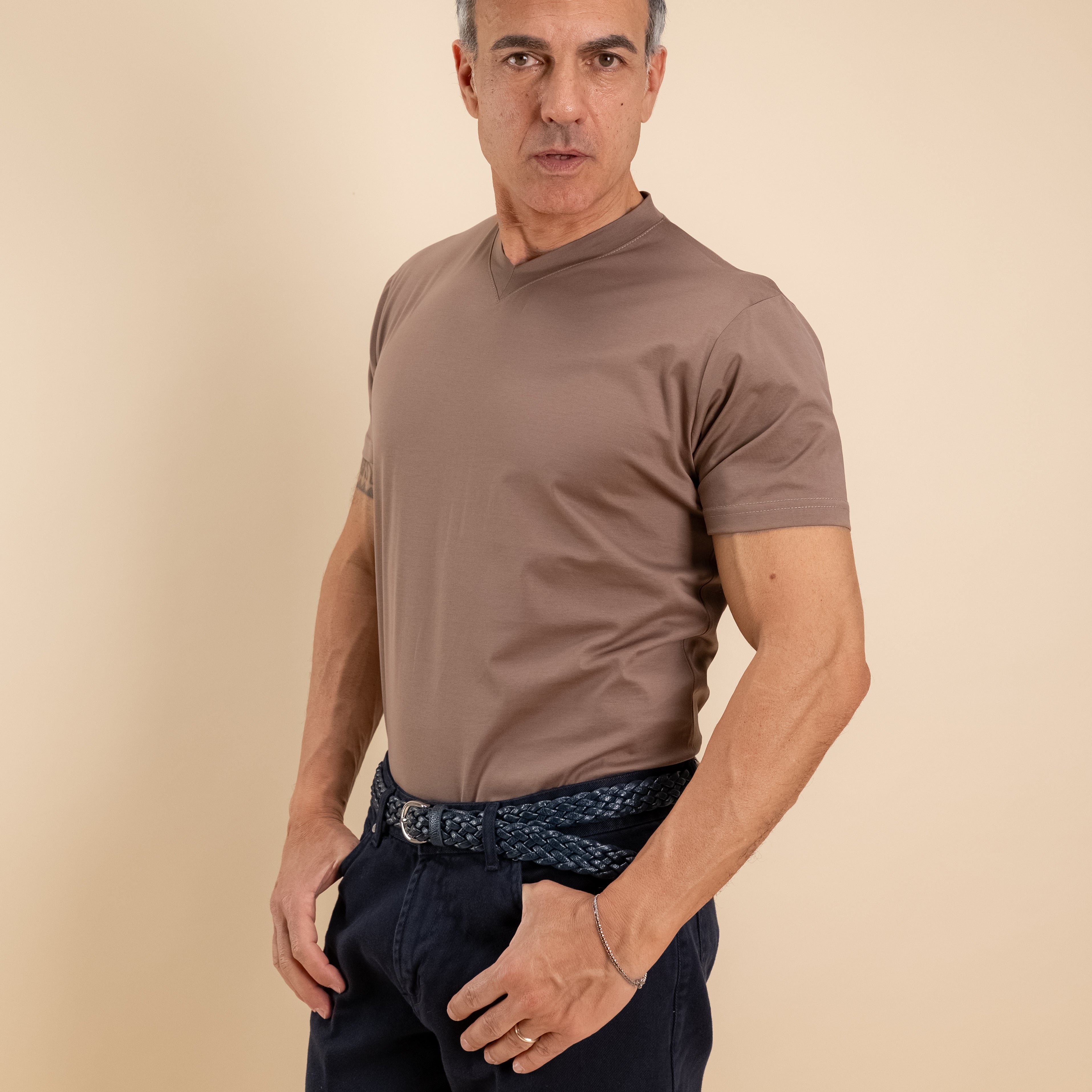 T-shirt in Filo di Scozia Scollo a punta - Fango