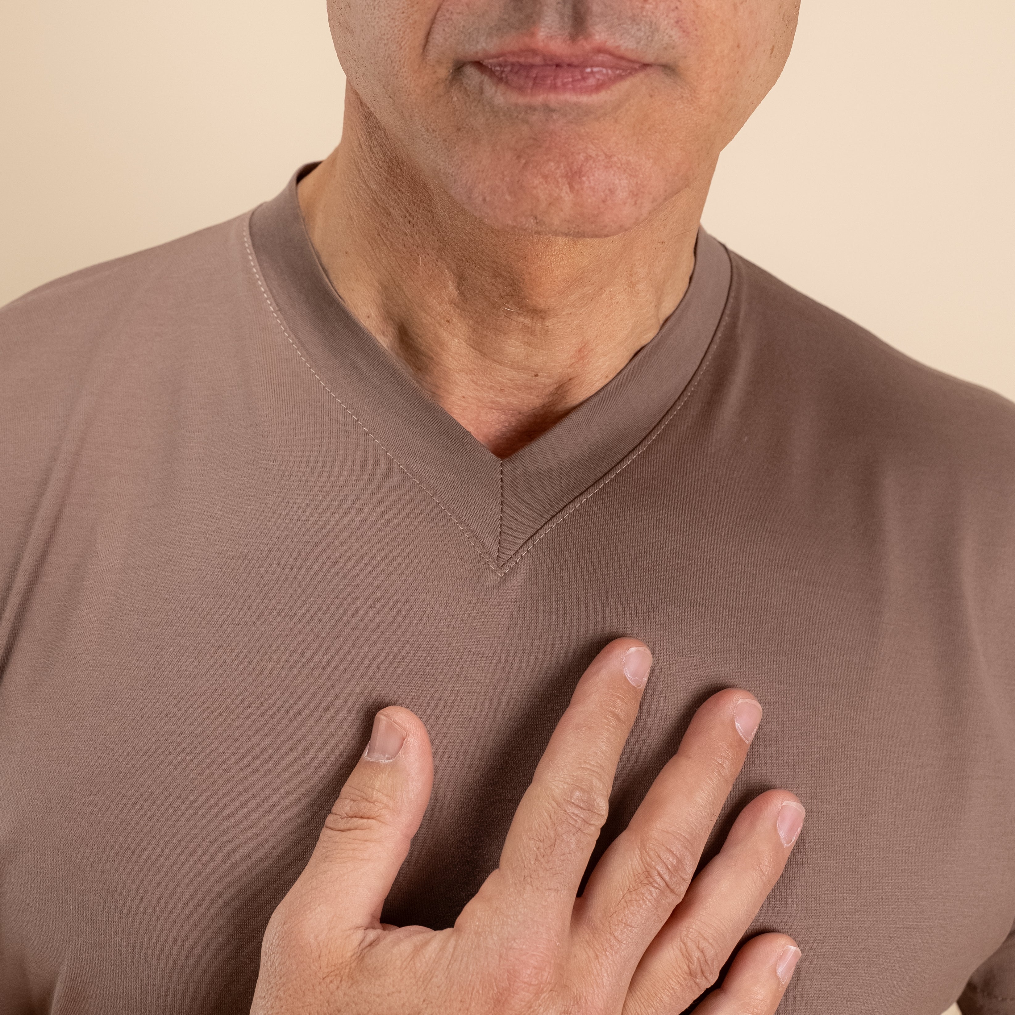T-shirt in Filo di Scozia Scollo a punta - Fango