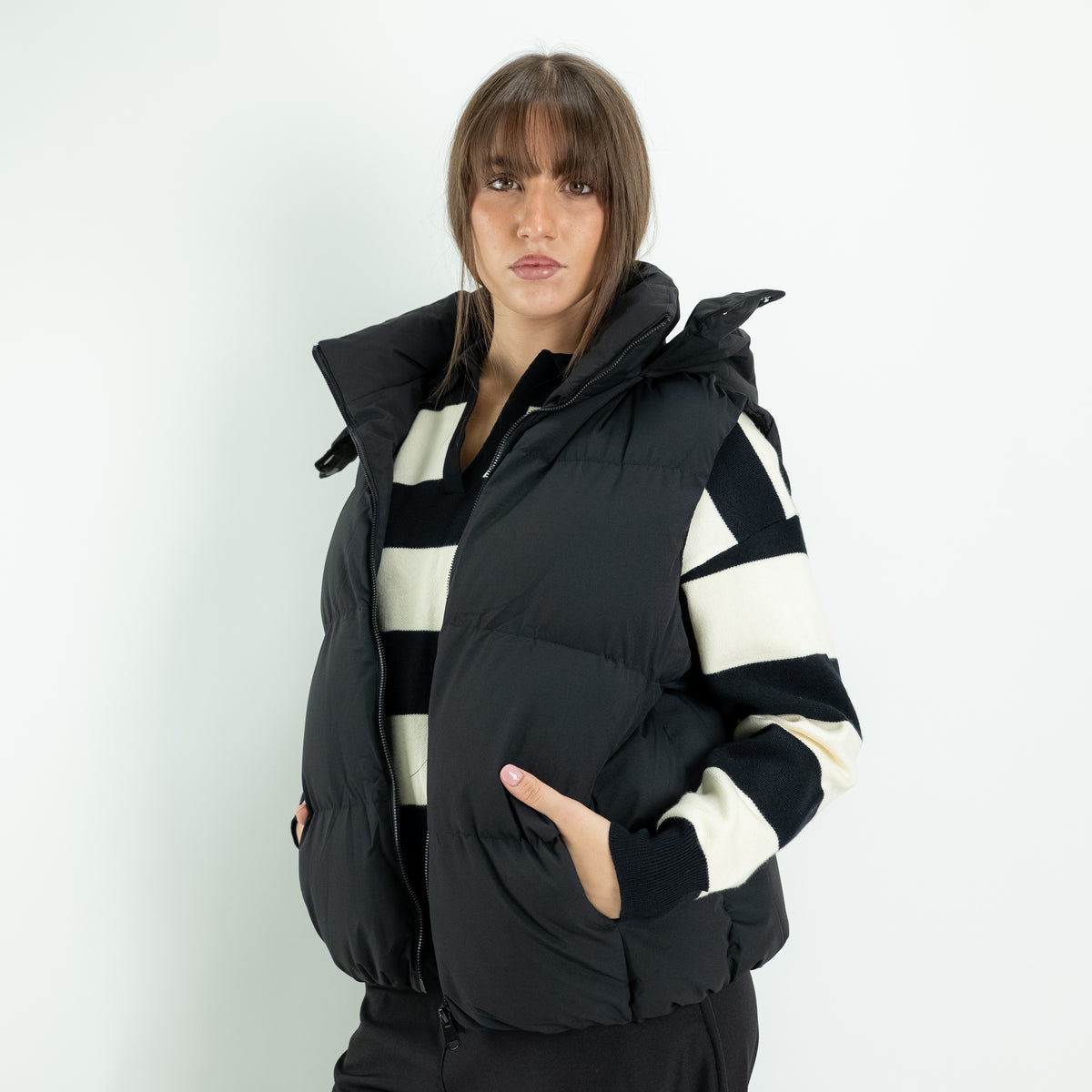 Gilet Piumino Imbottito con Cappuccio e Collo Alto - Nero