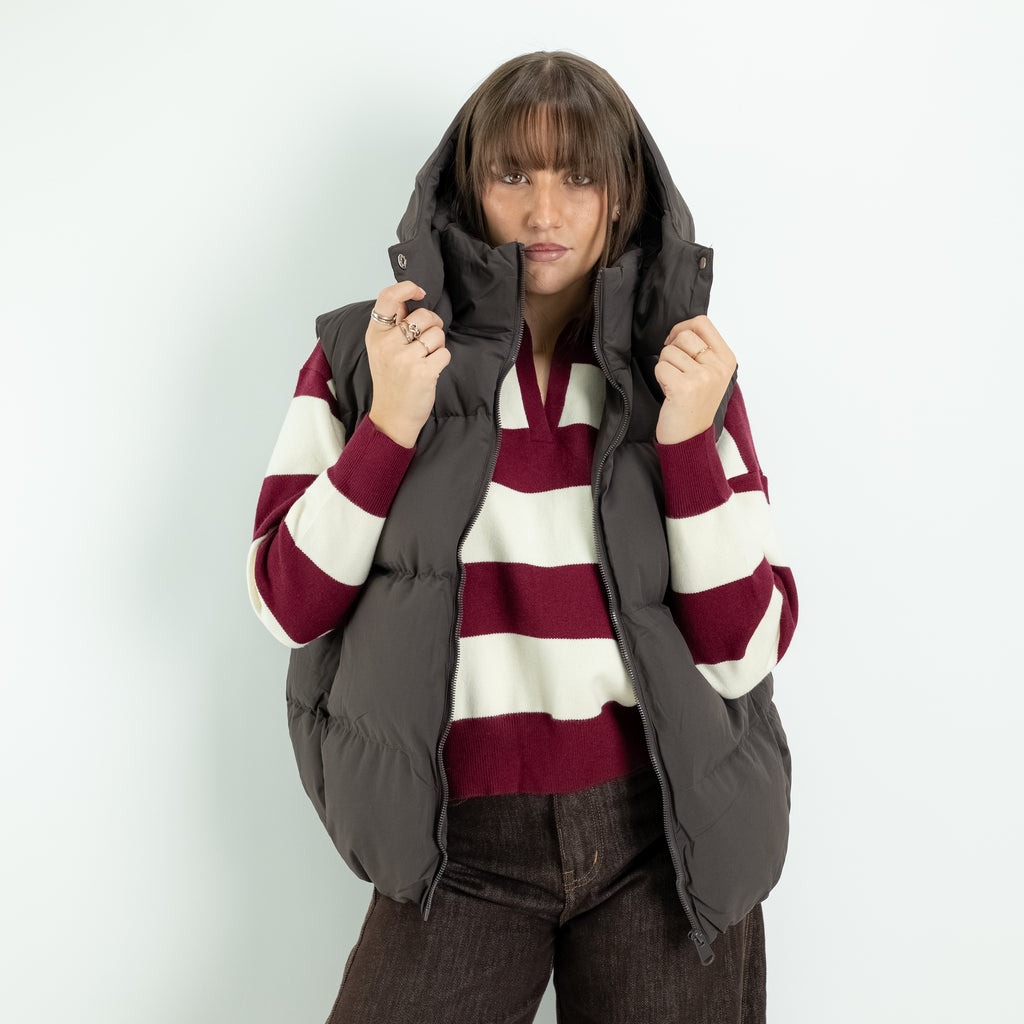 Gilet Piumino Imbottito con Cappuccio e Collo Alto - Marrone