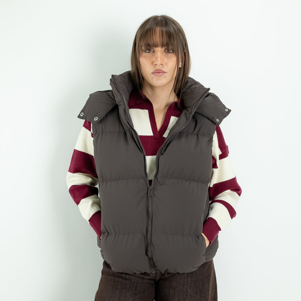 Gilet Piumino Imbottito con Cappuccio e Collo Alto - Marrone