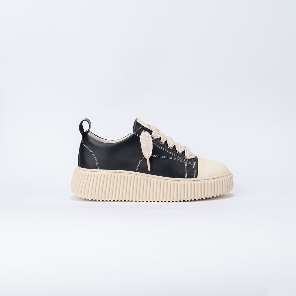 Sneaker in pelle con Lacci Oversize - Nero