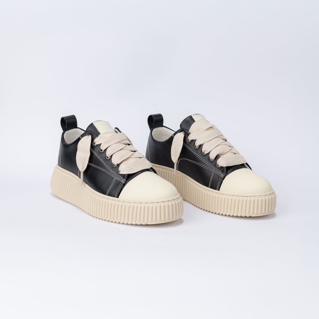 Sneaker in pelle con Lacci Oversize - Nero