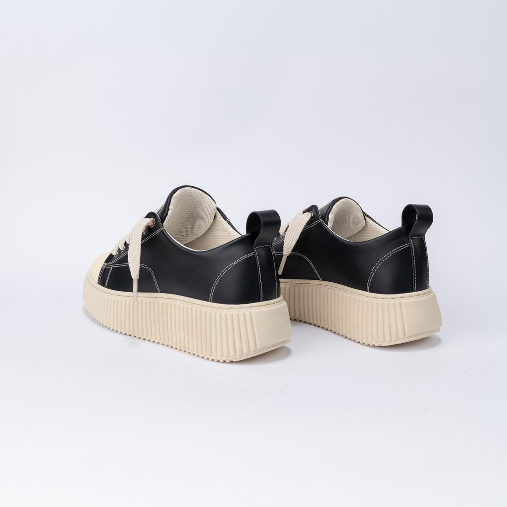 Sneaker in pelle con Lacci Oversize - Nero