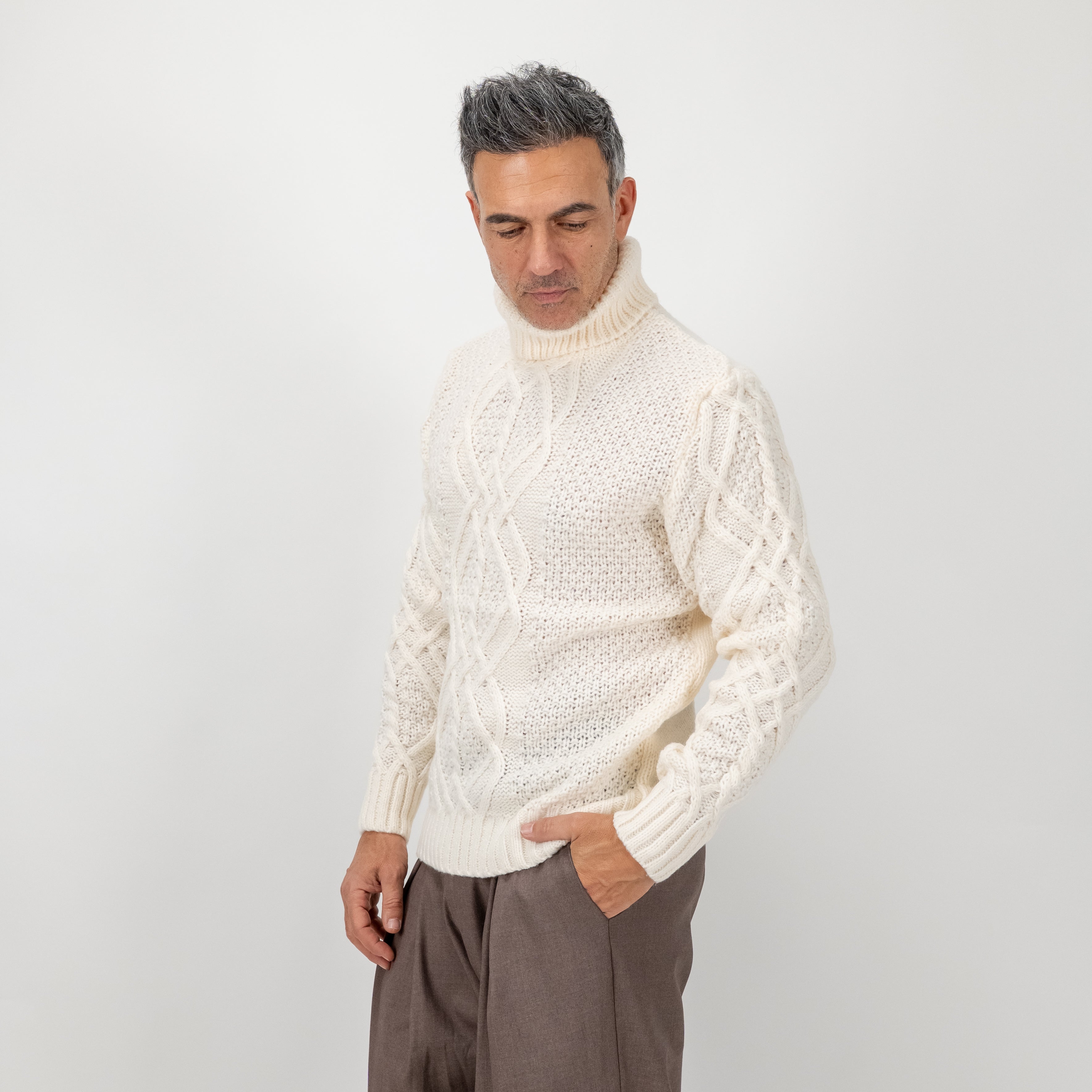 Maglione collo alto con trama a treccia - Panna