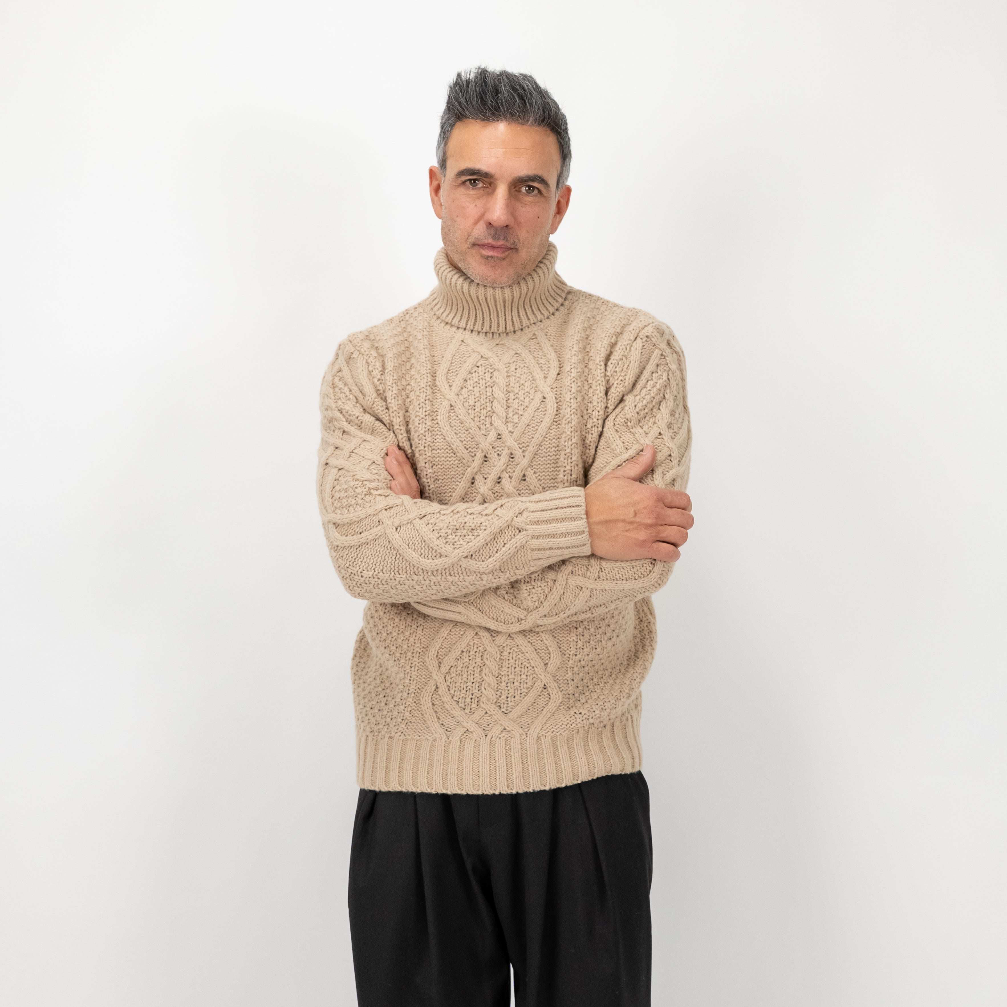 Maglione collo alto con trama a treccia - Beige