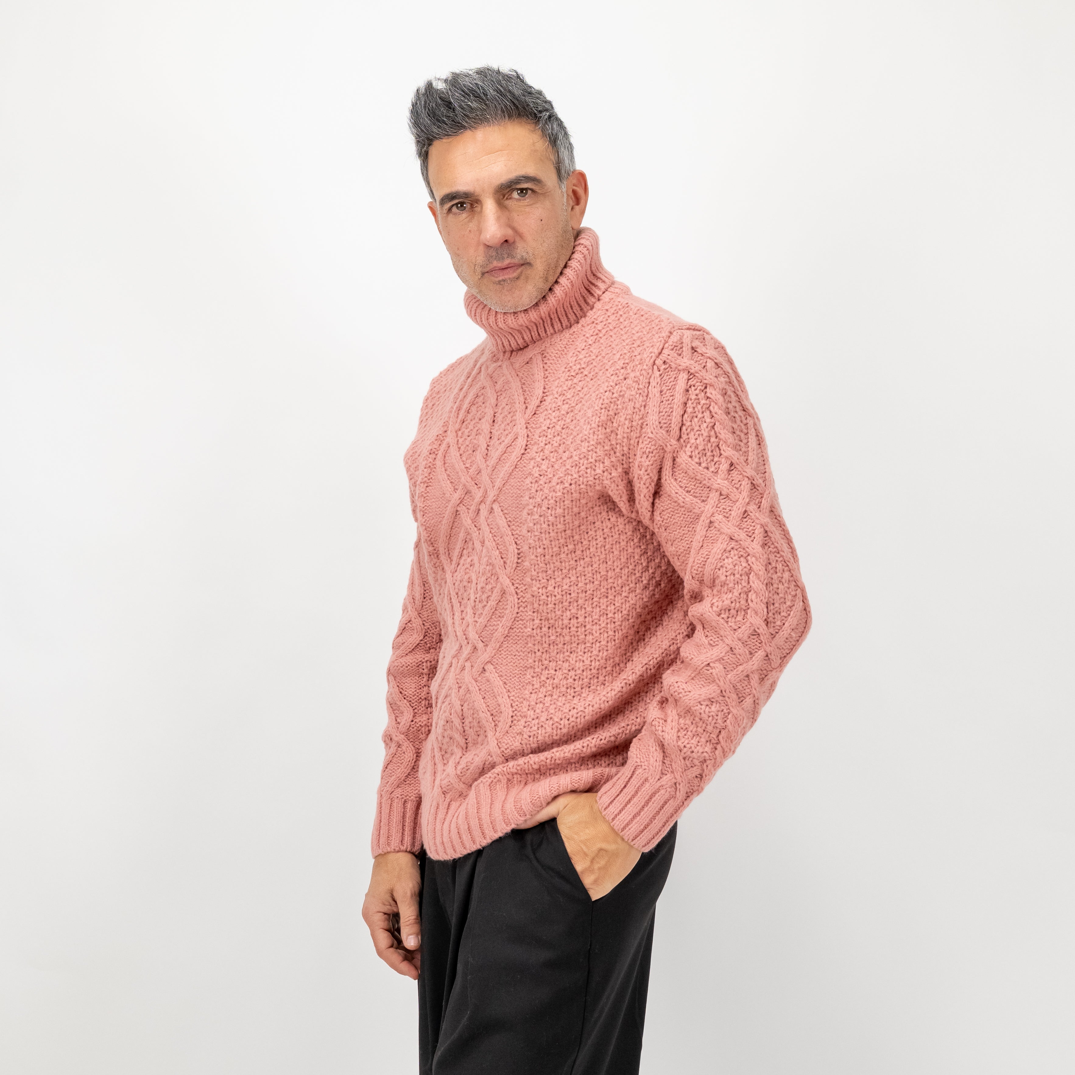 Maglione collo alto con trama a treccia - Rosa