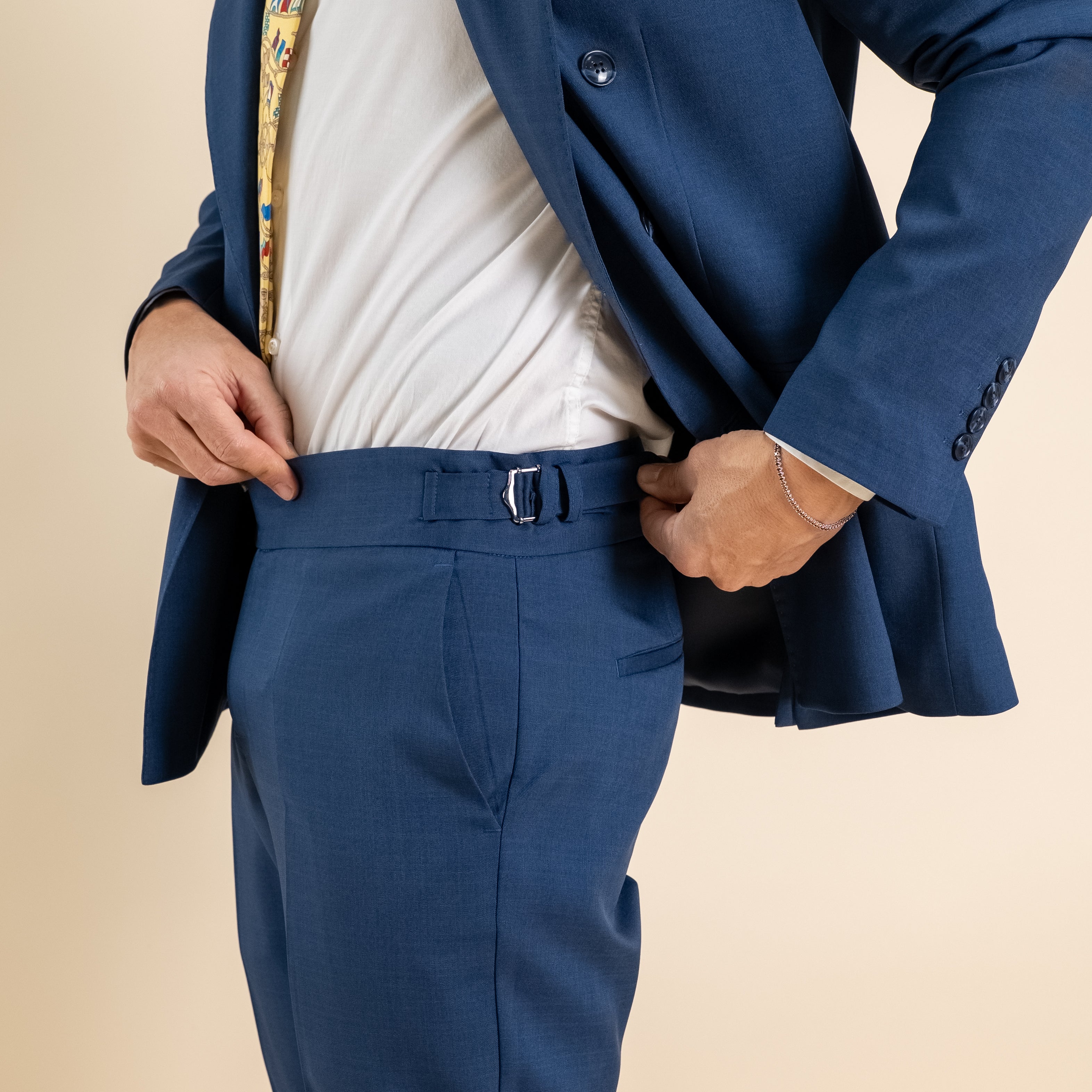 Abito doppio petto con pantalone con fibbia laterale - Blu