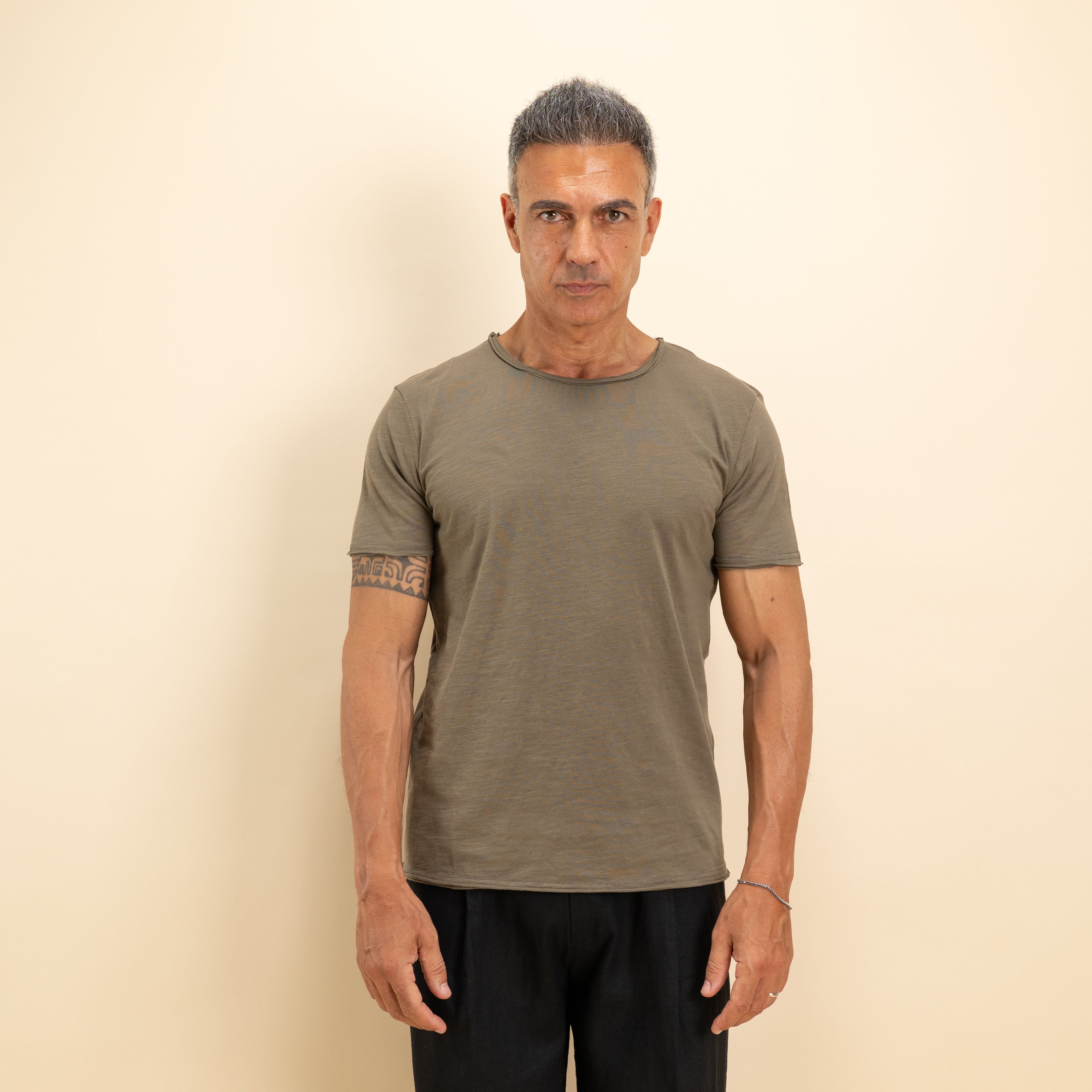 T-shirt scollo a barca taglio vivo - Verde Militare