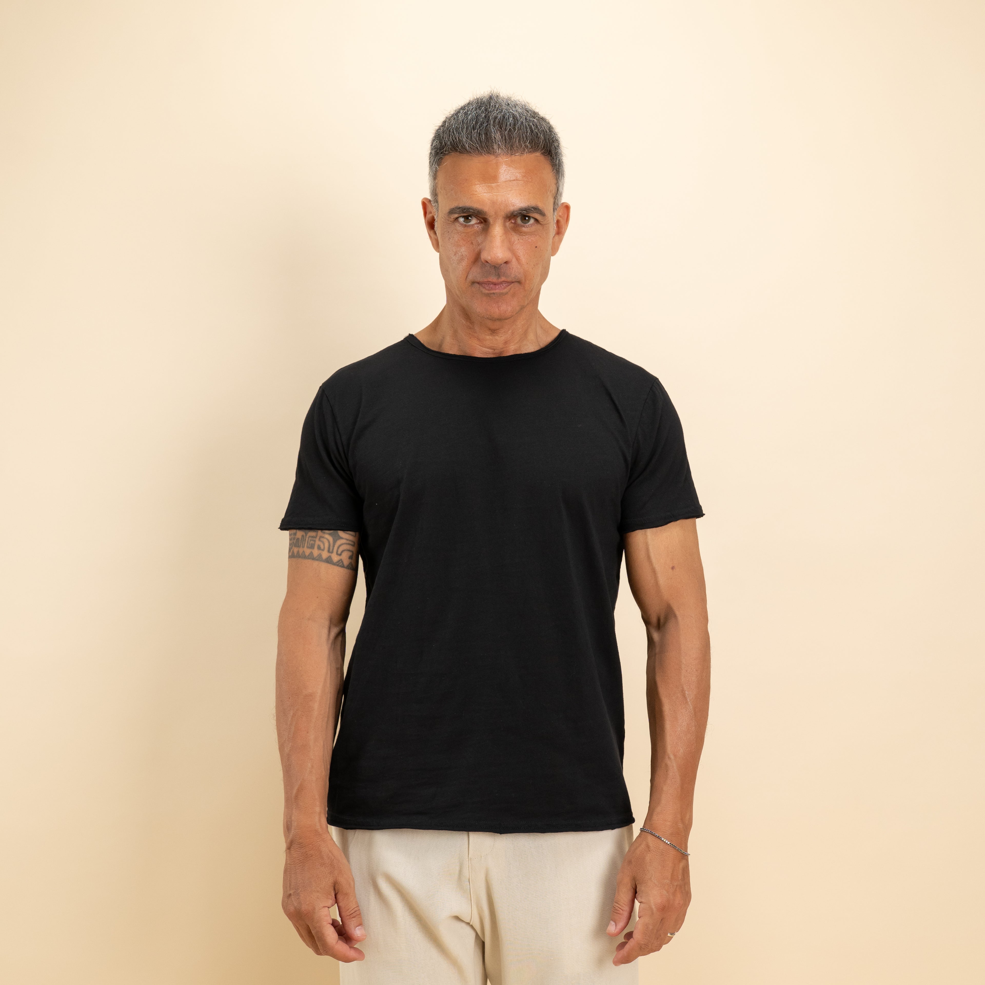T-shirt scollo a barca taglio vivo - Nero