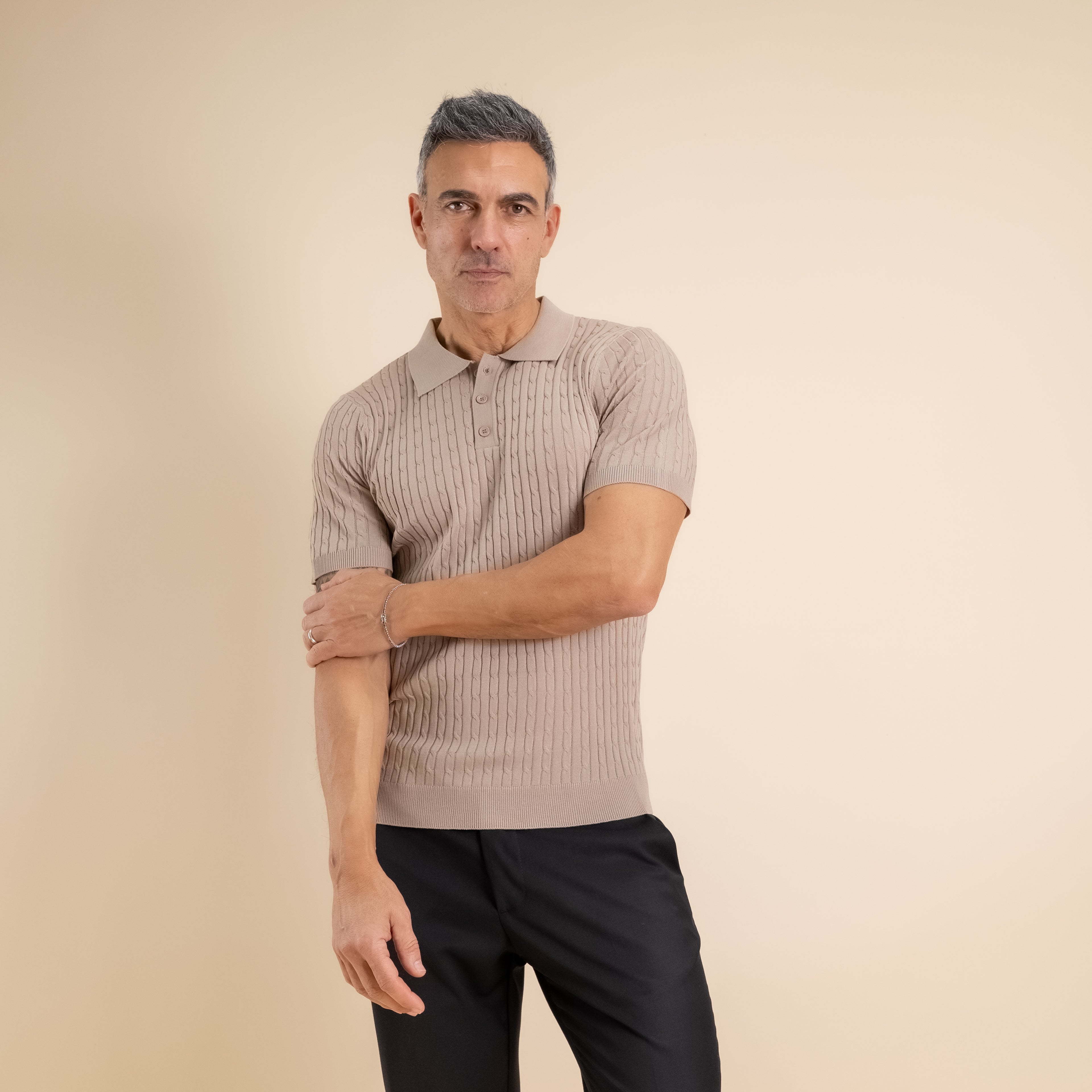 Polo in maglia a treccia con tre bottoni - Beige