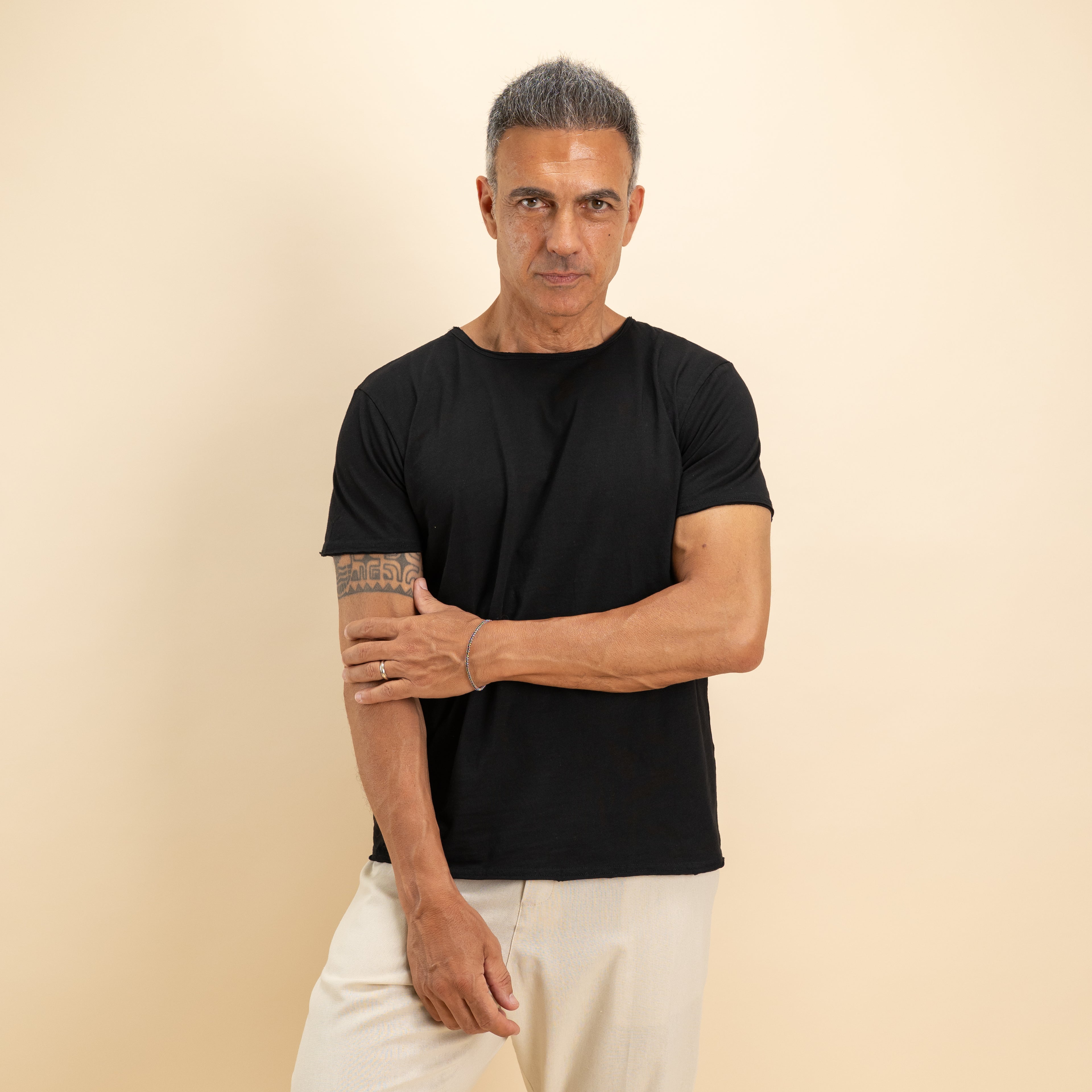 T-shirt scollo a barca taglio vivo - Nero