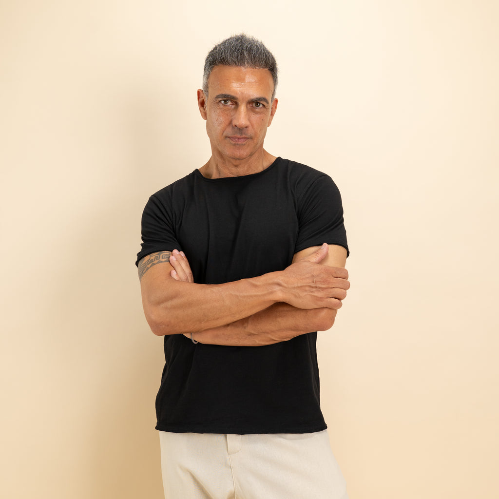 T-shirt scollo a barca taglio vivo - Nero