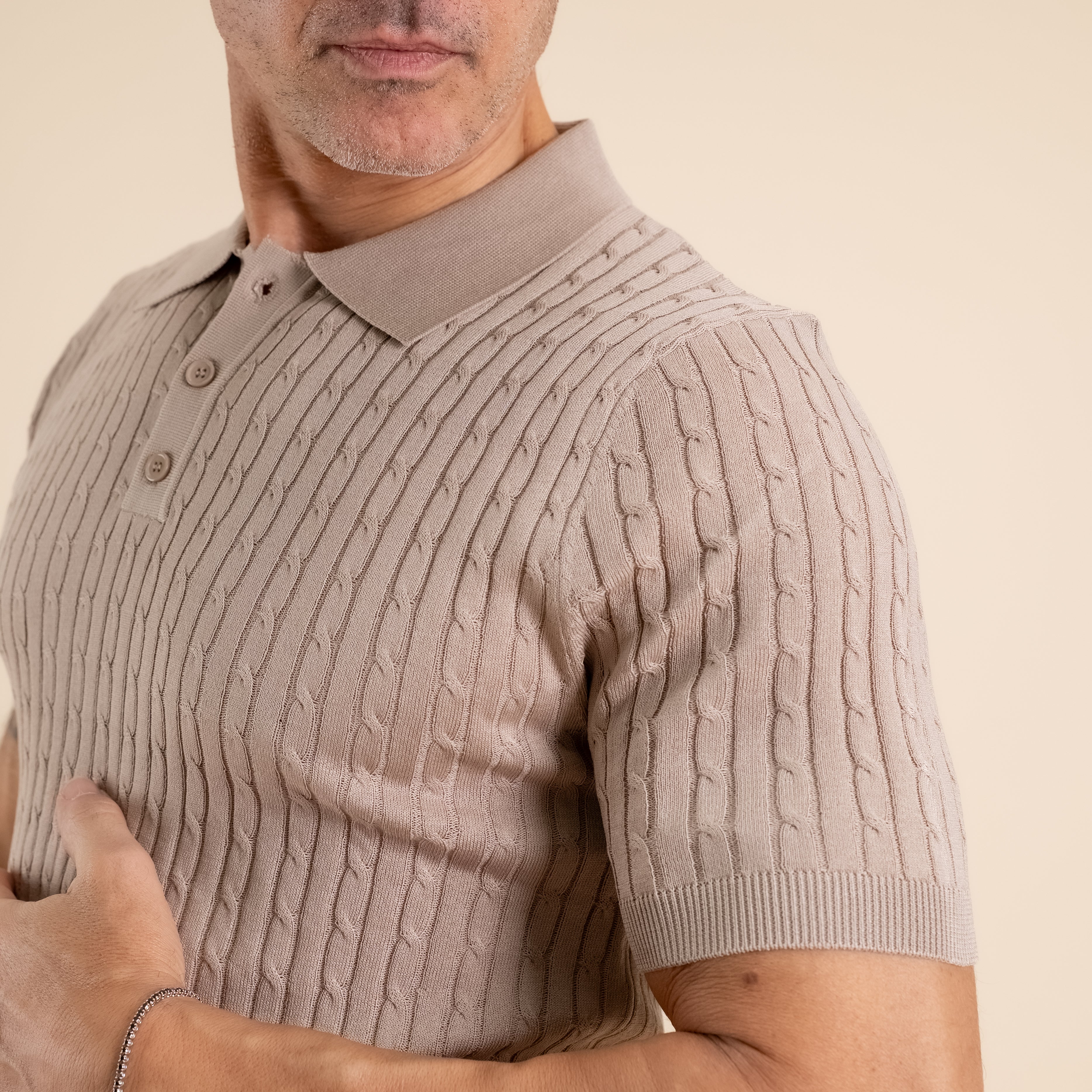 Polo in maglia a treccia con tre bottoni - Beige