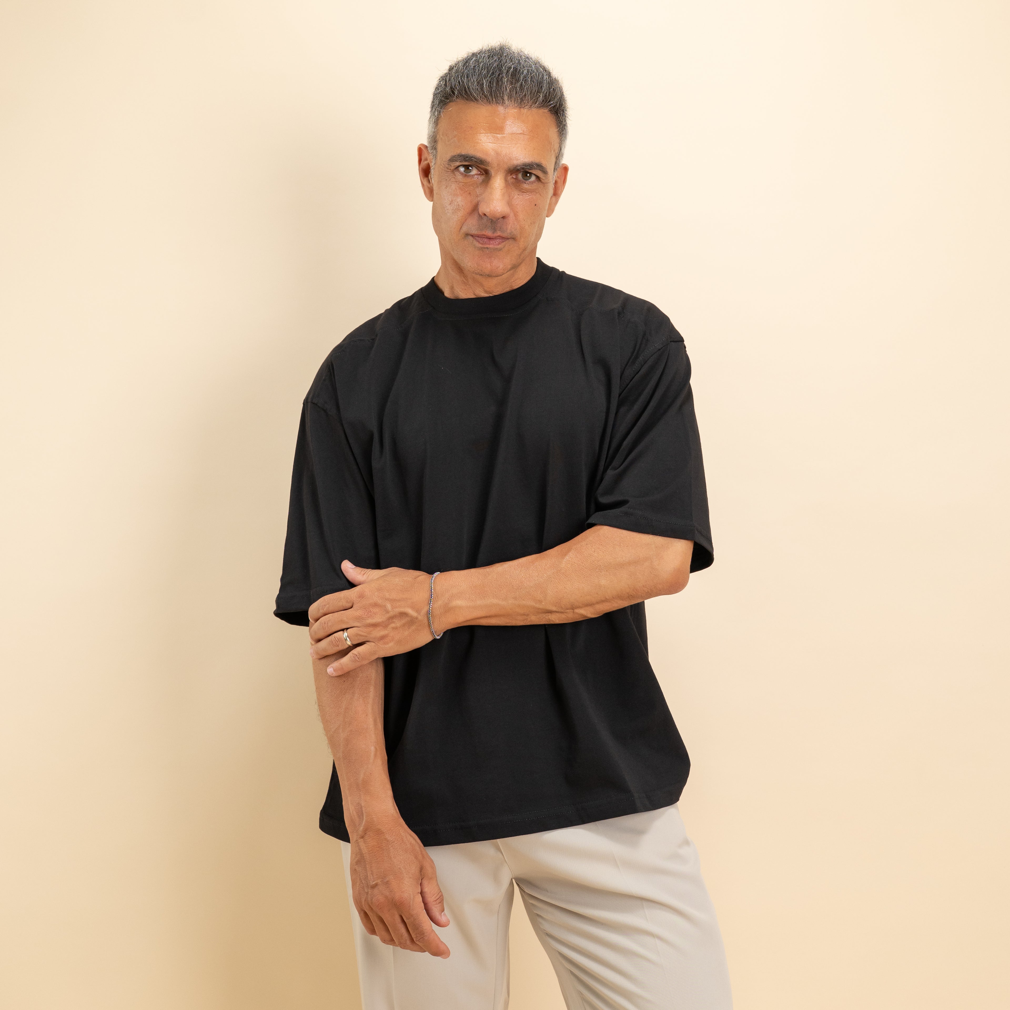 Camiseta oversize corta con costuras decorativas - Negra