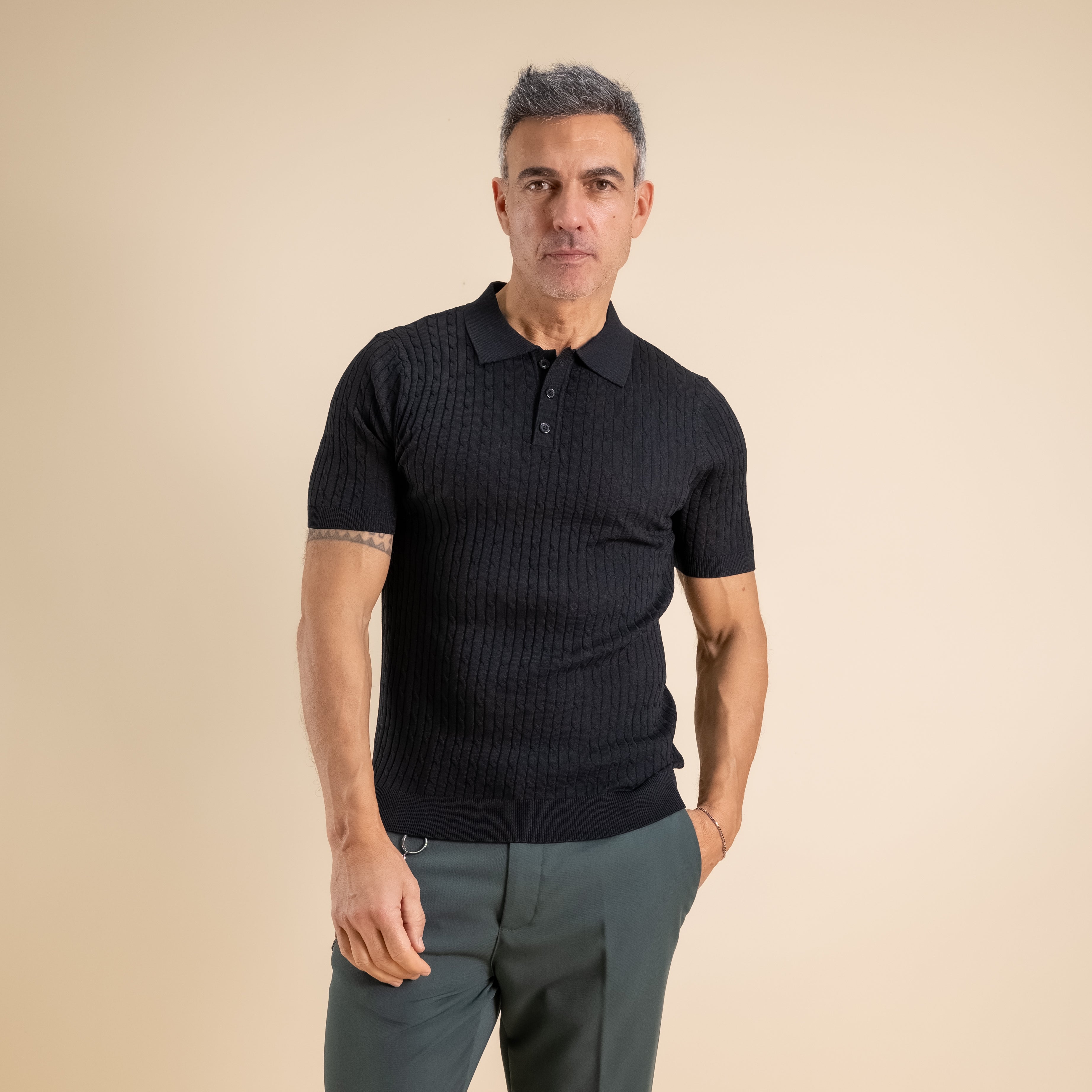 Polo in maglia a treccia con tre bottoni - Nero