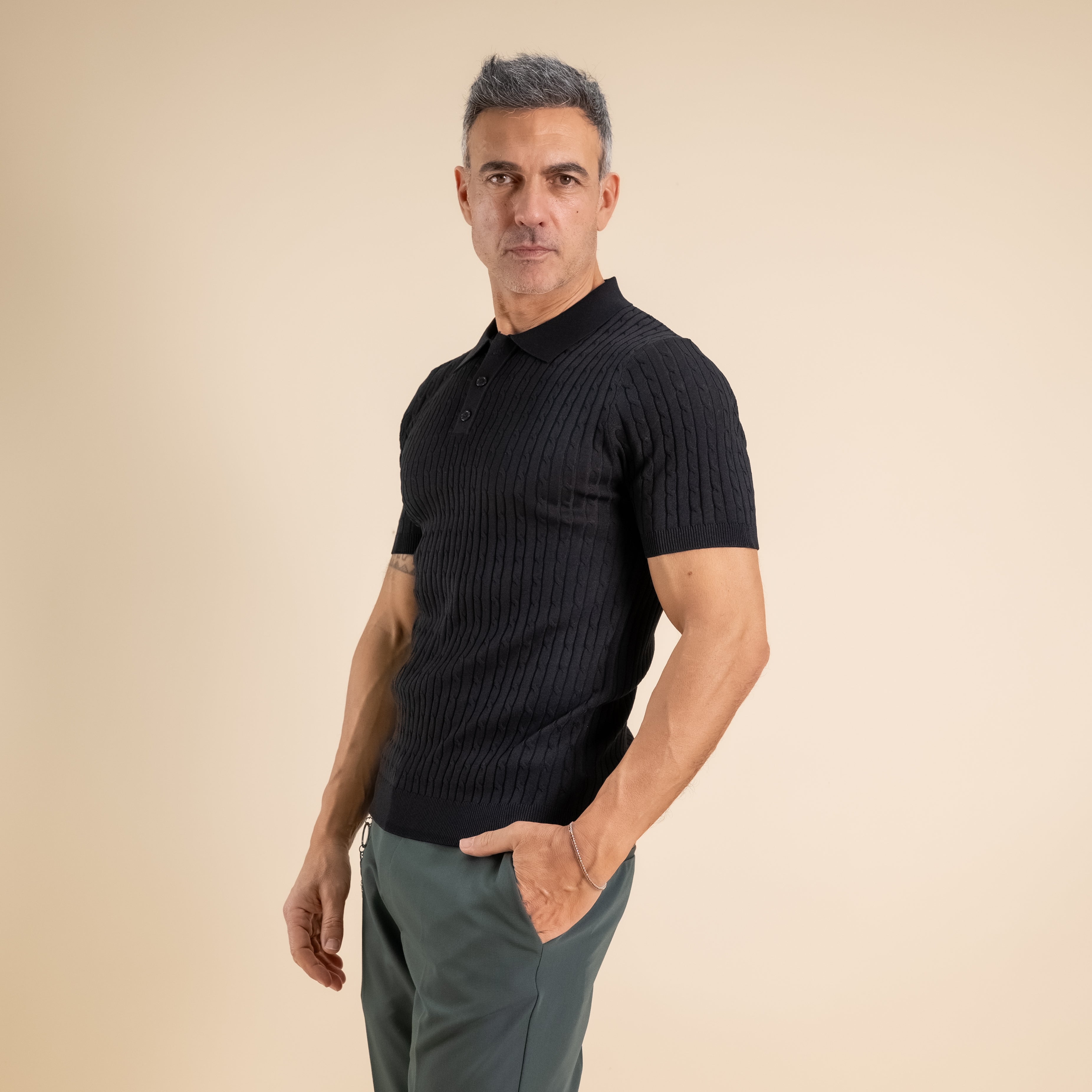 Polo in maglia a treccia con tre bottoni - Nero