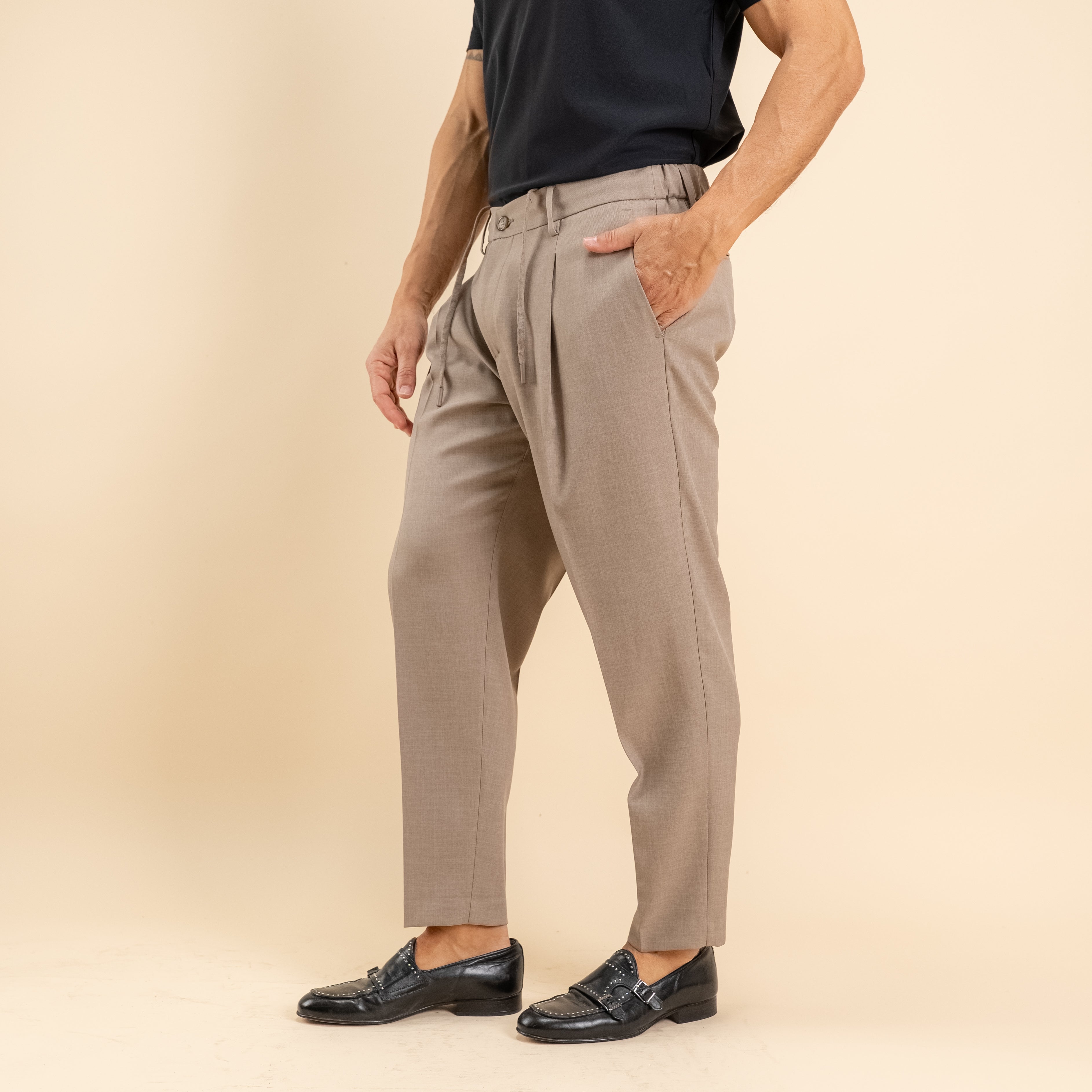 Pantalón sastre con pinzas y elástico en la espalda - Fango