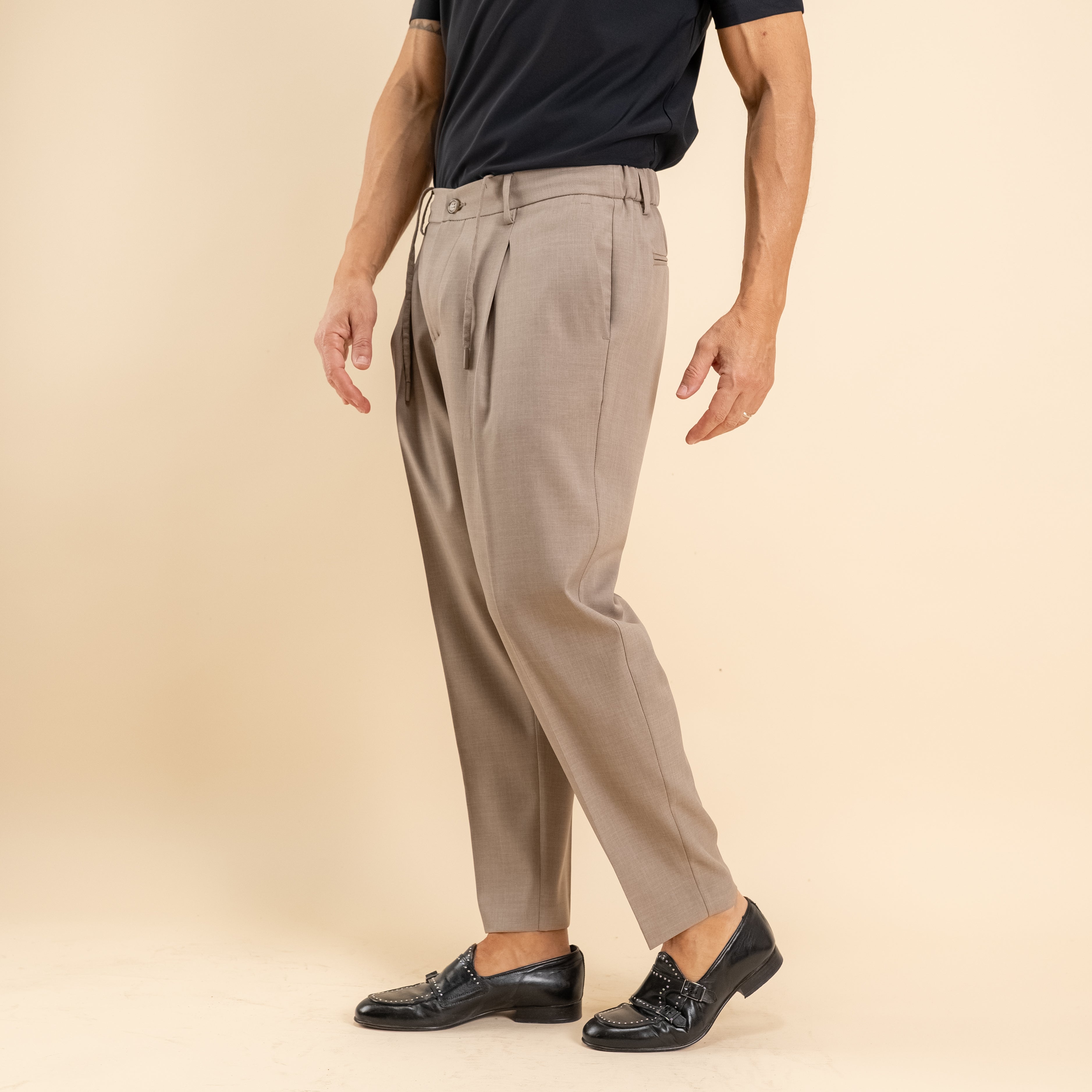 Pantalón sastre con pinzas y elástico en la espalda - Fango