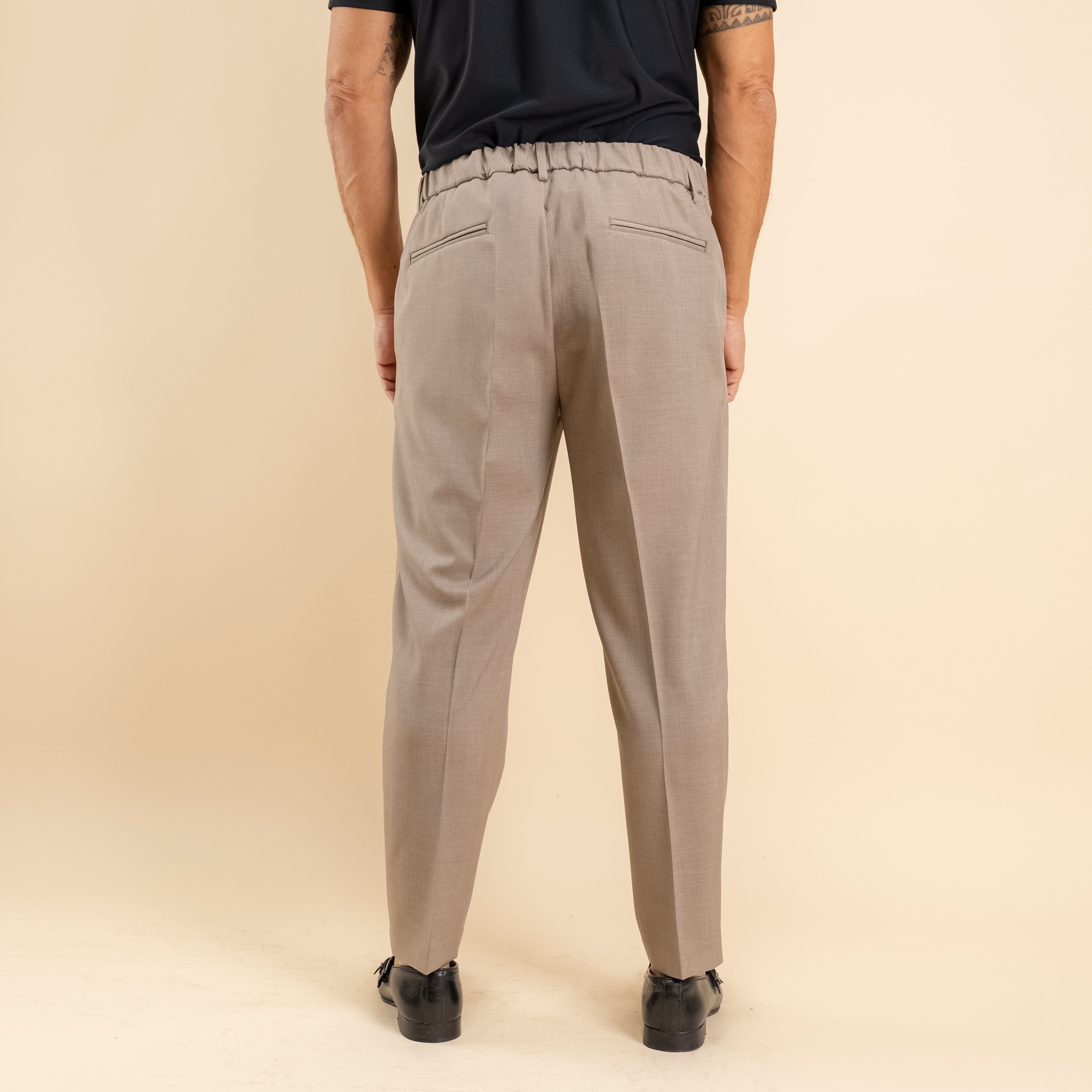 Pantalón sastre con pinzas y elástico en la espalda - Fango