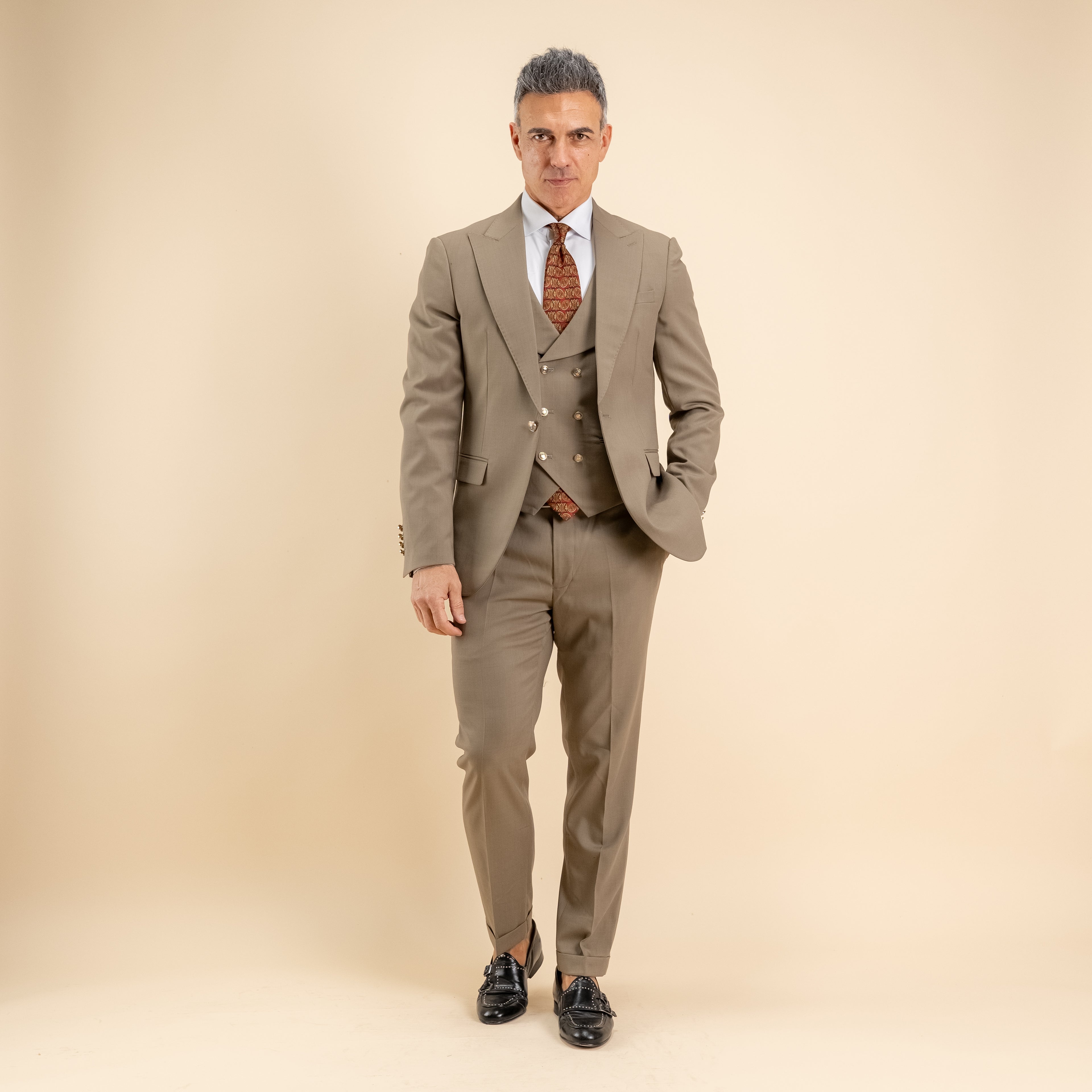 Abito monopetto bottoni oro con panciotto - Fango