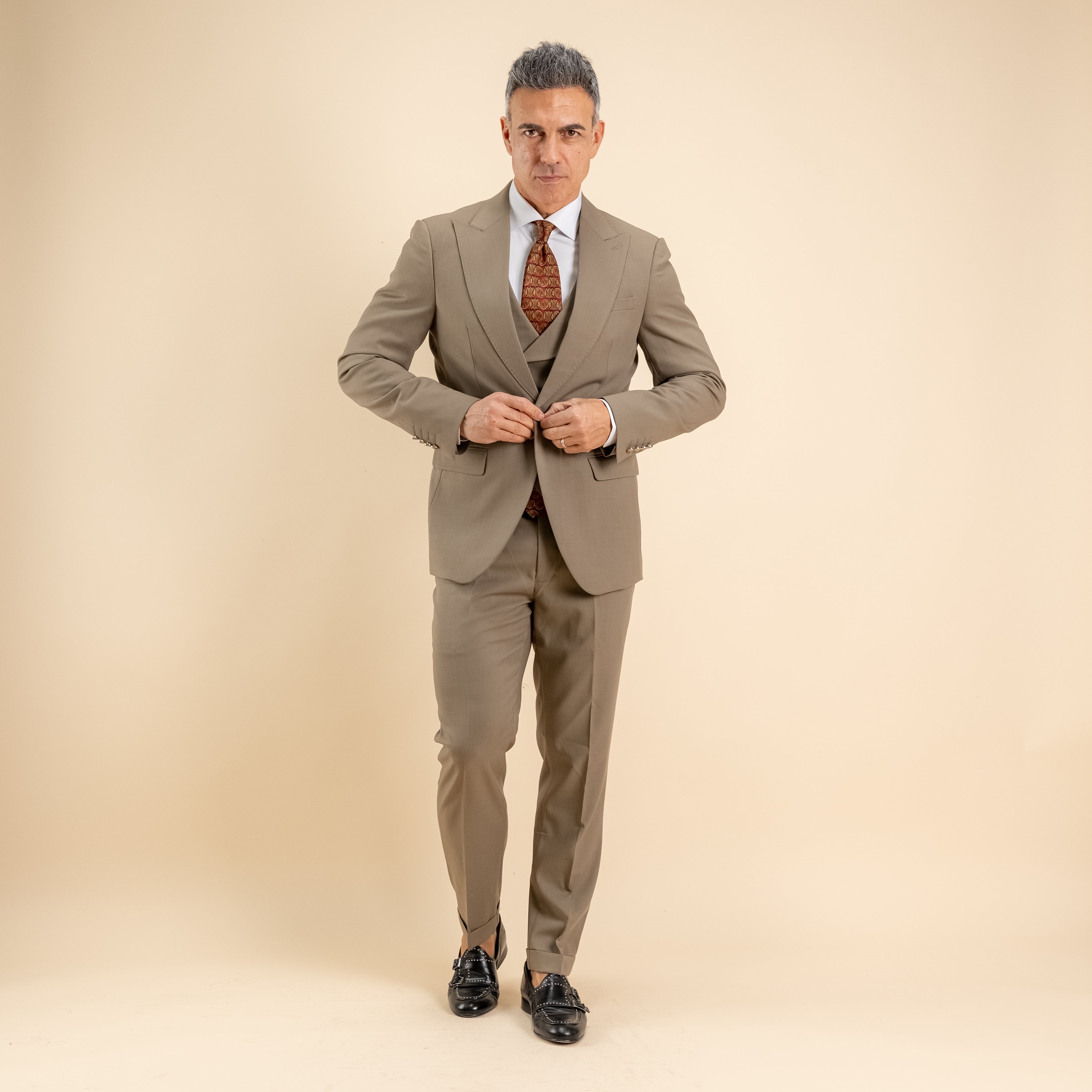 Abito monopetto bottoni oro con panciotto - Fango