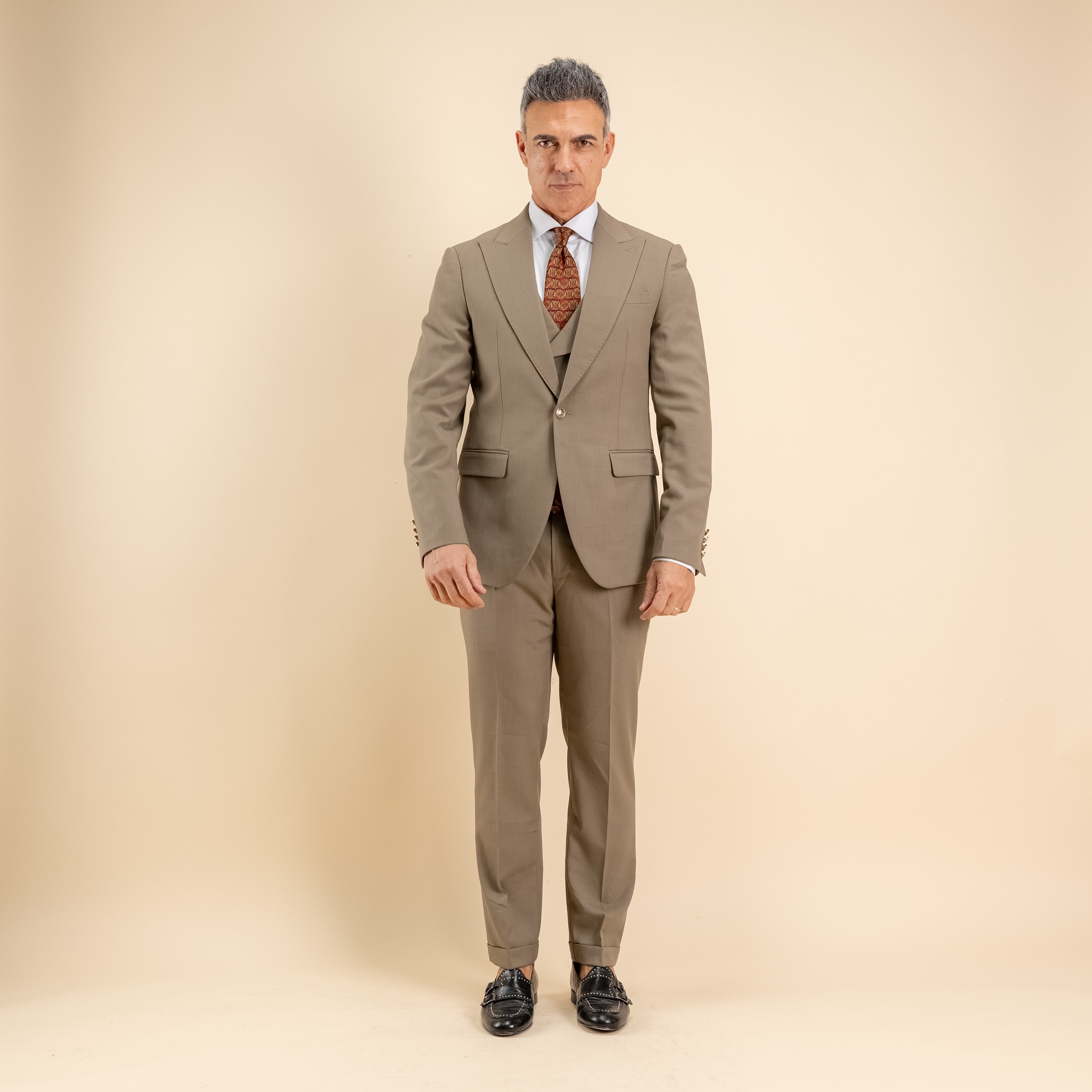 Abito monopetto bottoni oro con panciotto - Fango