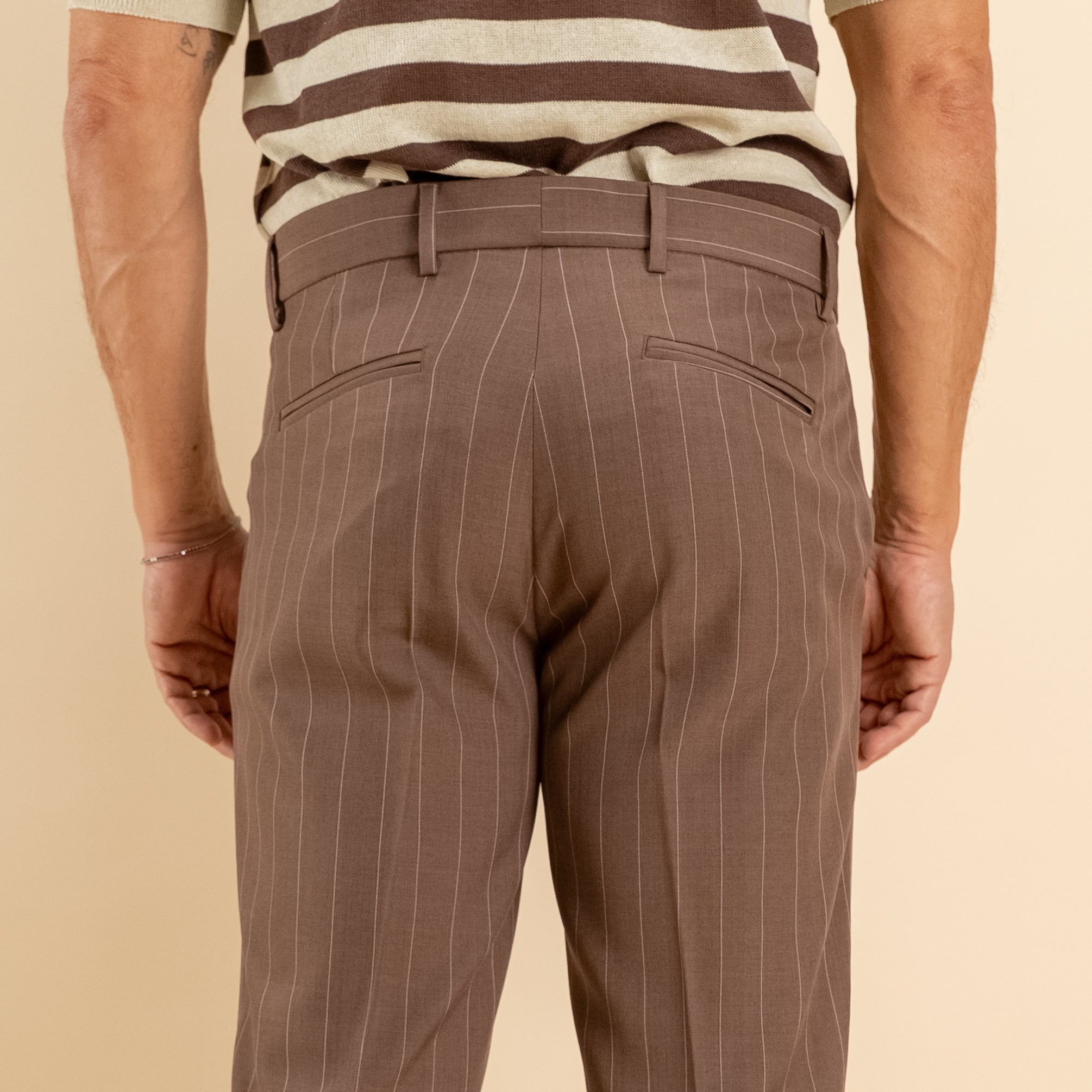 Pantalone gessato slim con chiusura laterale - Moro