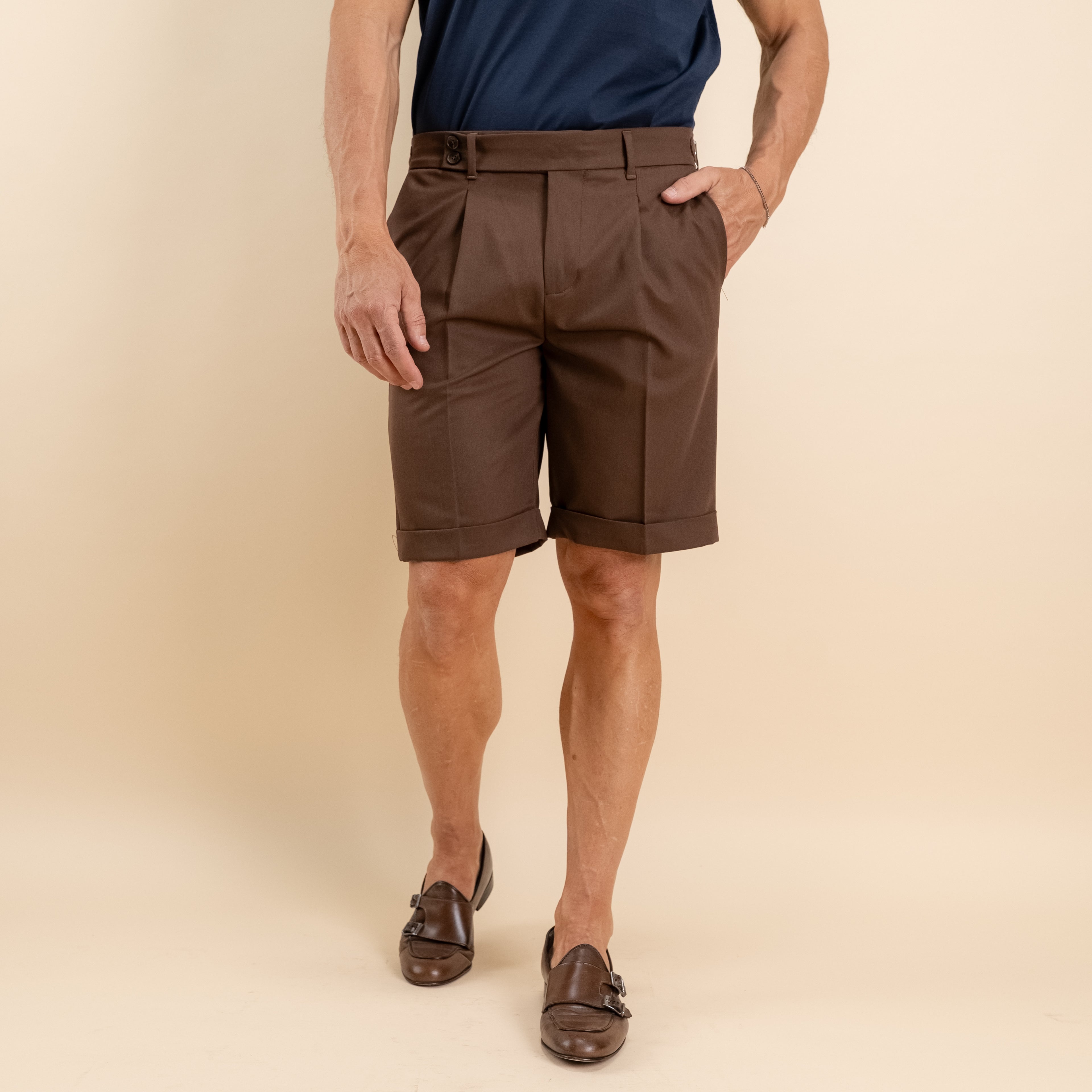 Pantaloncino con fibbia laterale - Marrone