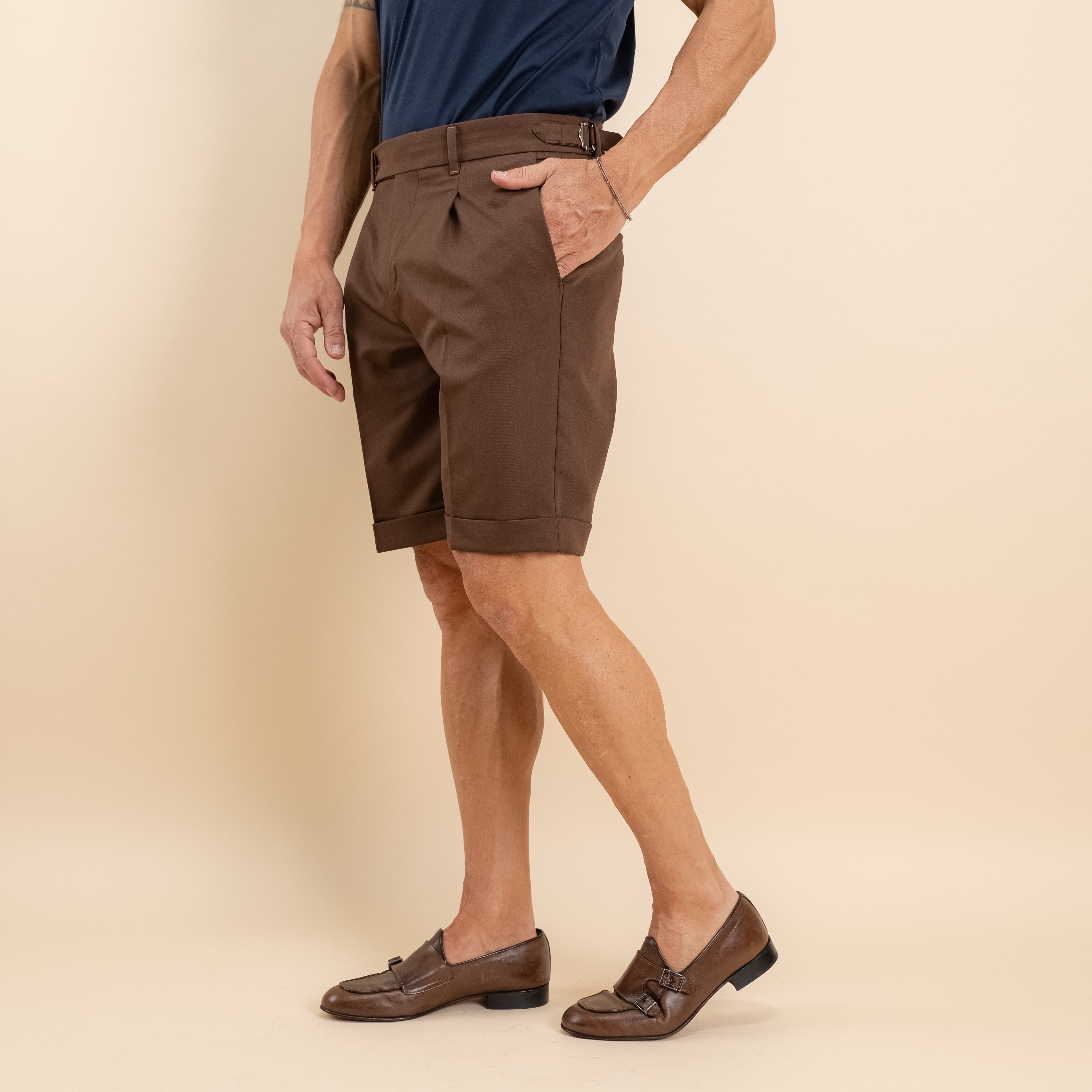 Pantaloncino con fibbia laterale - Marrone