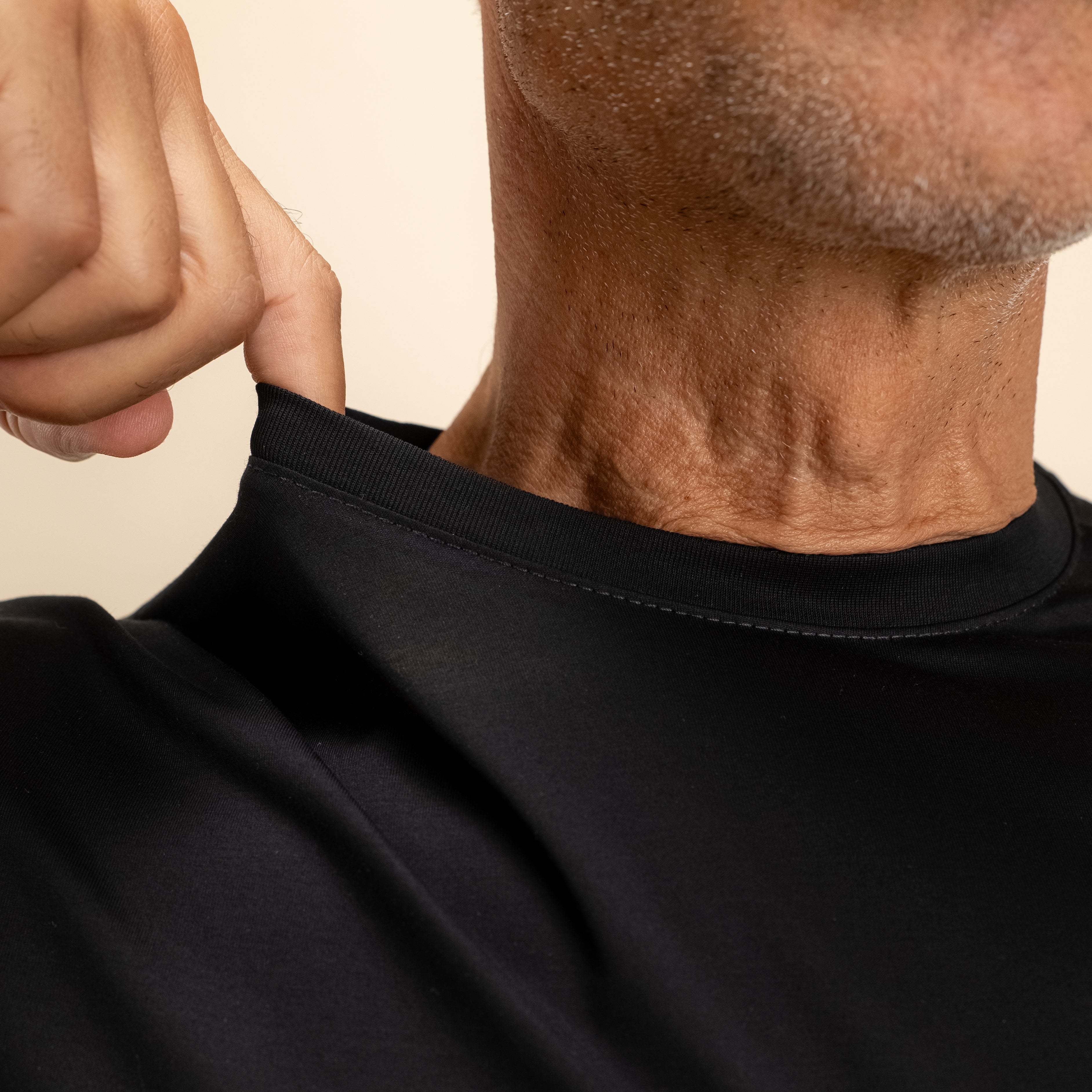 T-shirt in Filo di Scozia 2.0 con bordi a costina - Nero