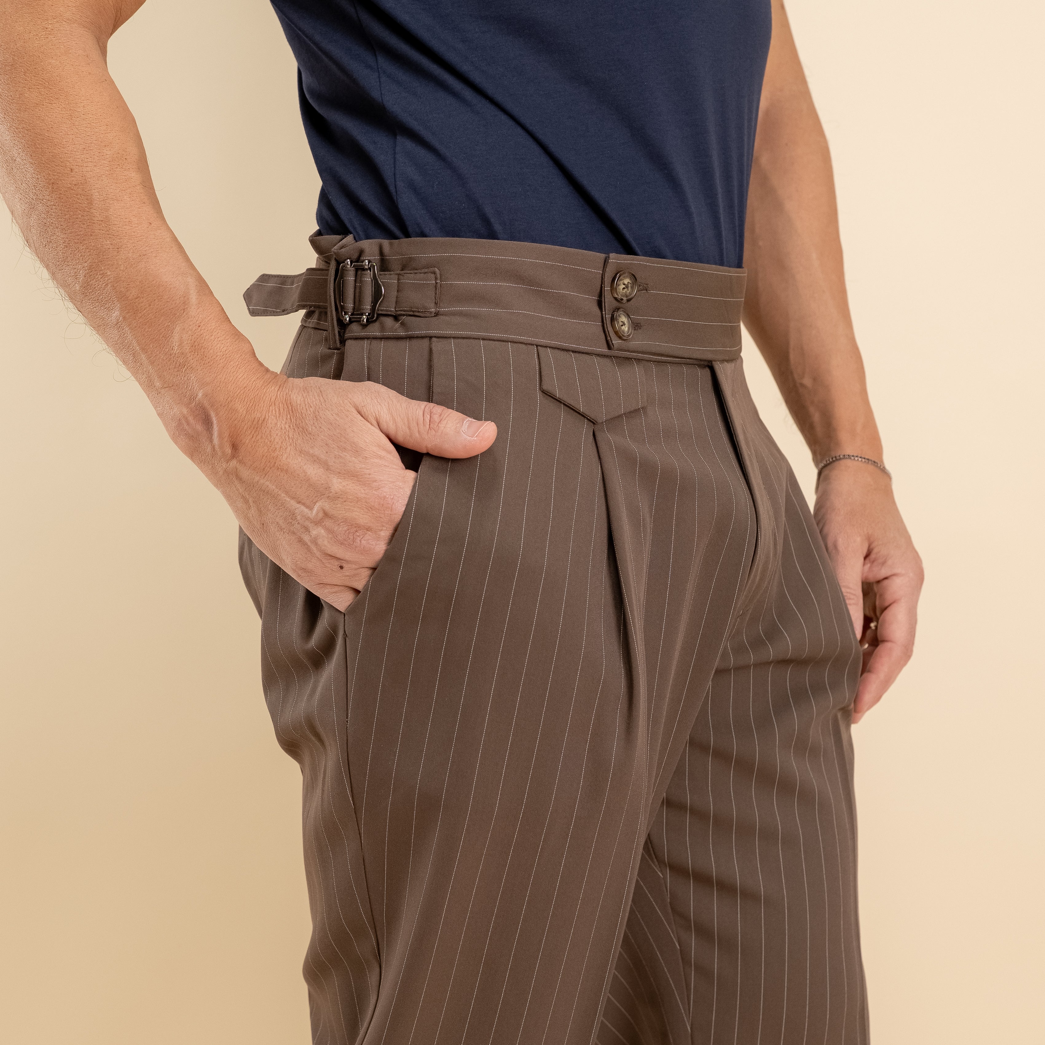 Pantalone gessato con bustino e fibbia laterale - Marrone