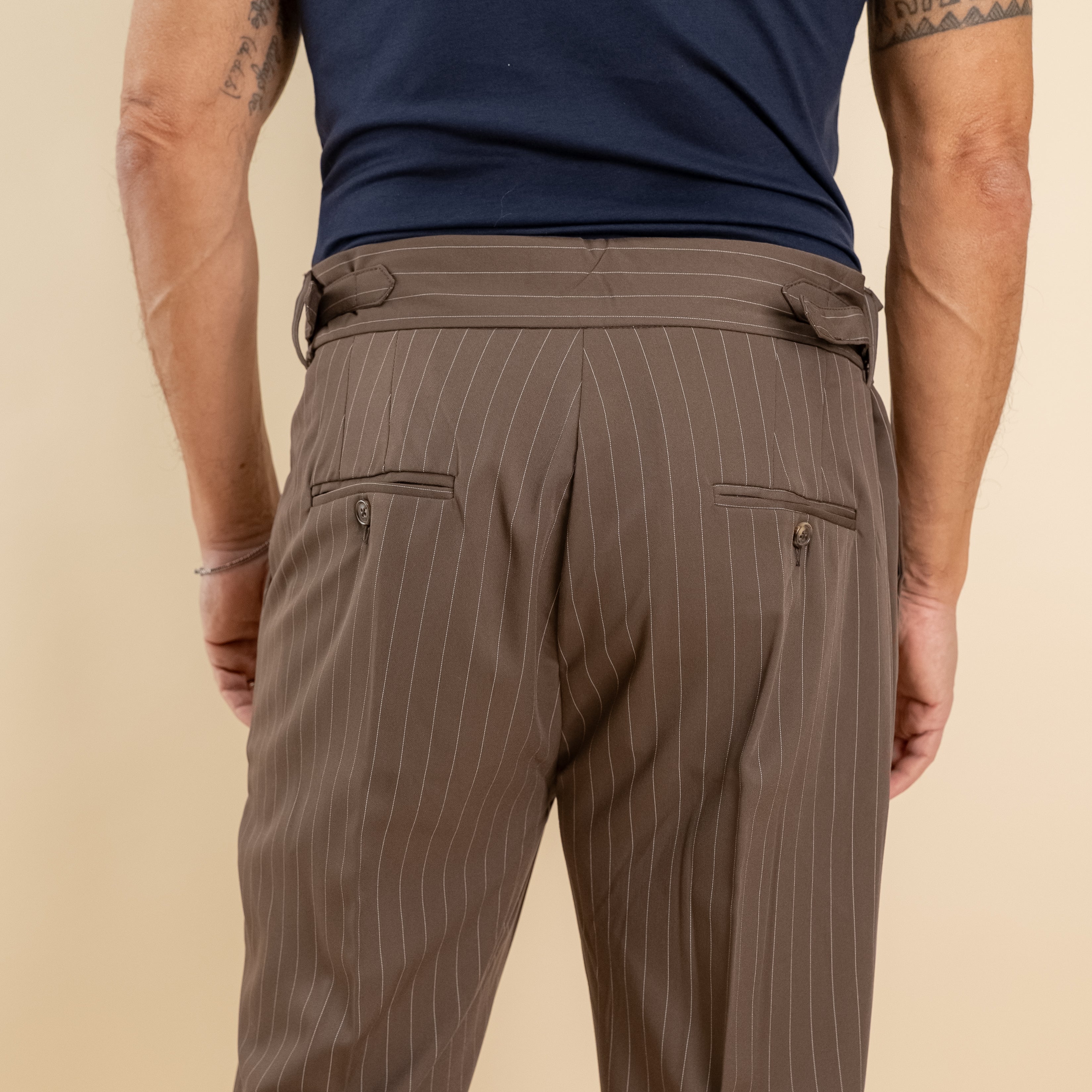 Pantalone gessato con bustino e fibbia laterale - Marrone