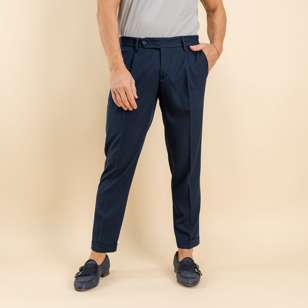 Pantalón slim fit con pinzas y vuelta - Azul noche