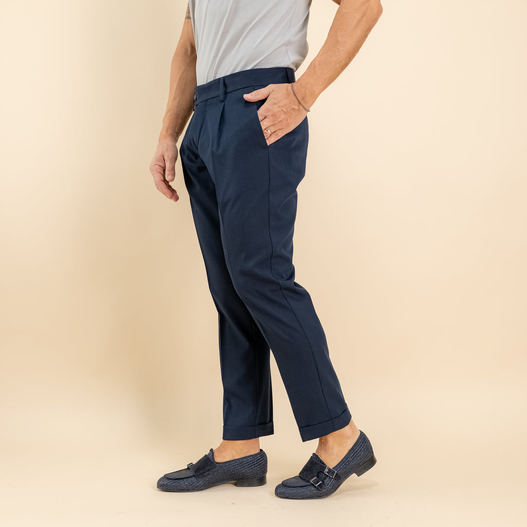 Pantalón slim fit con pinzas y vuelta - Azul noche
