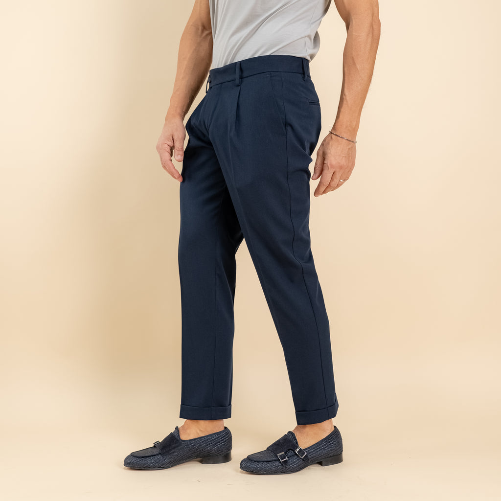 Pantalón slim fit con pinzas y vuelta - Azul noche