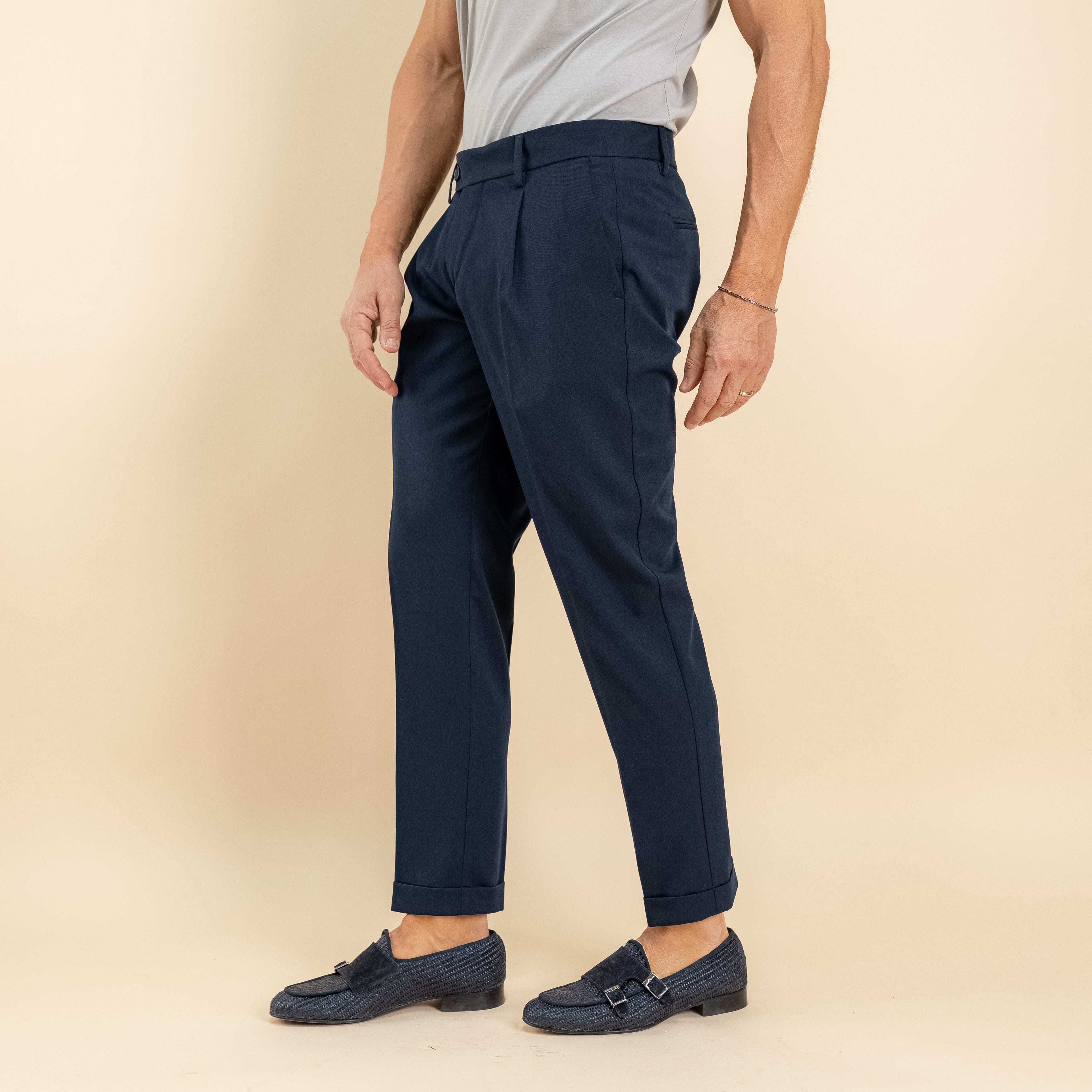 Pantalón slim fit con pinzas y vuelta - Azul noche