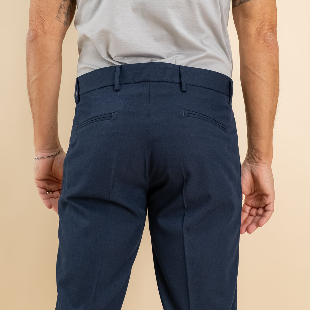 Pantalón slim fit con pinzas y vuelta - Azul noche